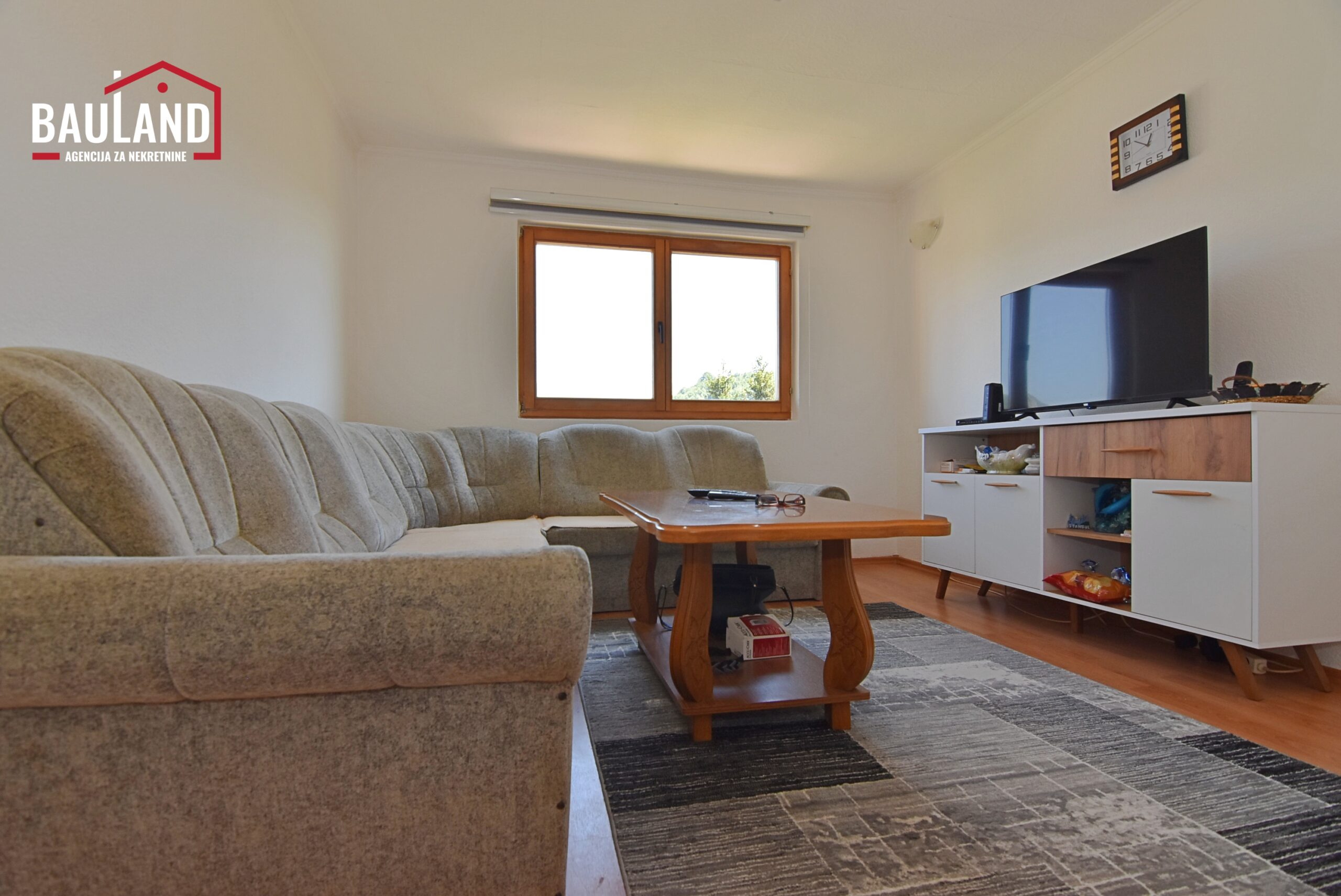 10 na prodaju kuća koja se sastoji od prizemlja, prvog sprata i potkrovlja