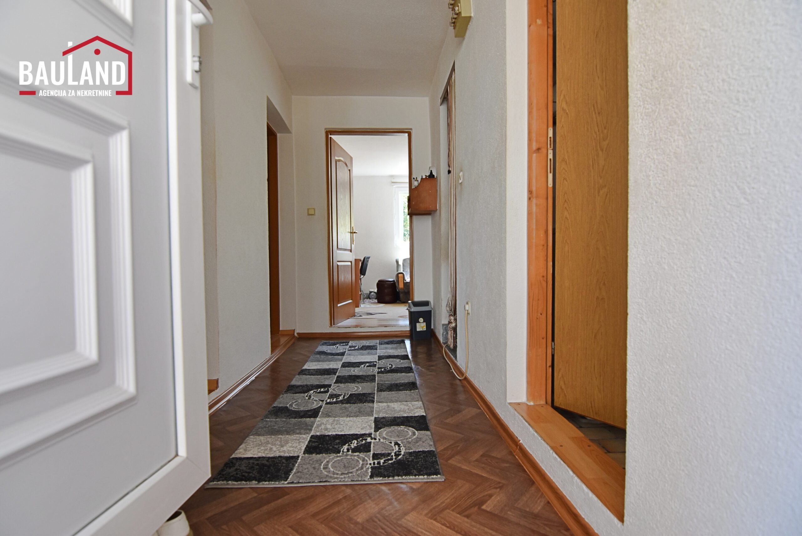 36 na prodaju kuća koja se sastoji od prizemlja prvog sprata i potkrovlja