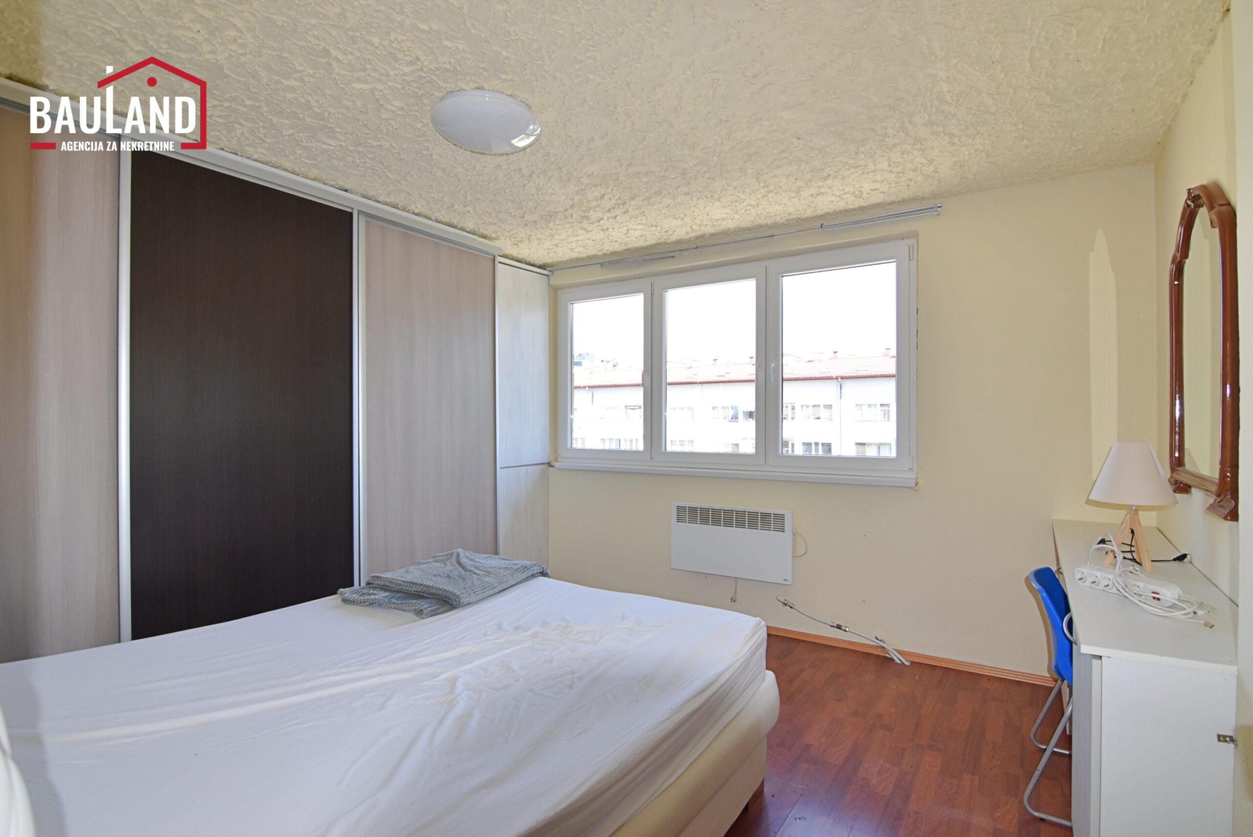 5 iznajmljuje se manji trosoban stan na petom spratu zgrade bez lifta