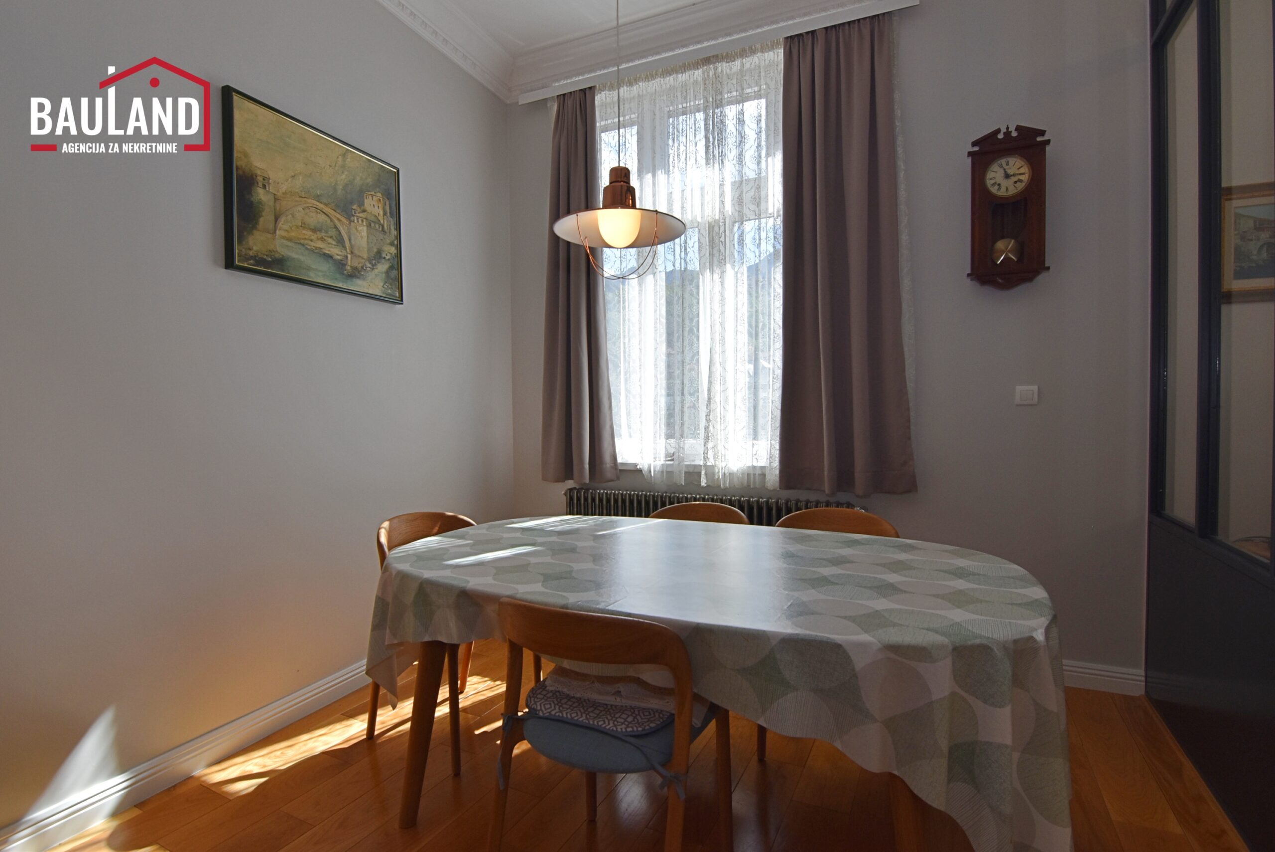 6 iznajmljuje se trosoban namješten stan u ulici Obala Kulina Bana