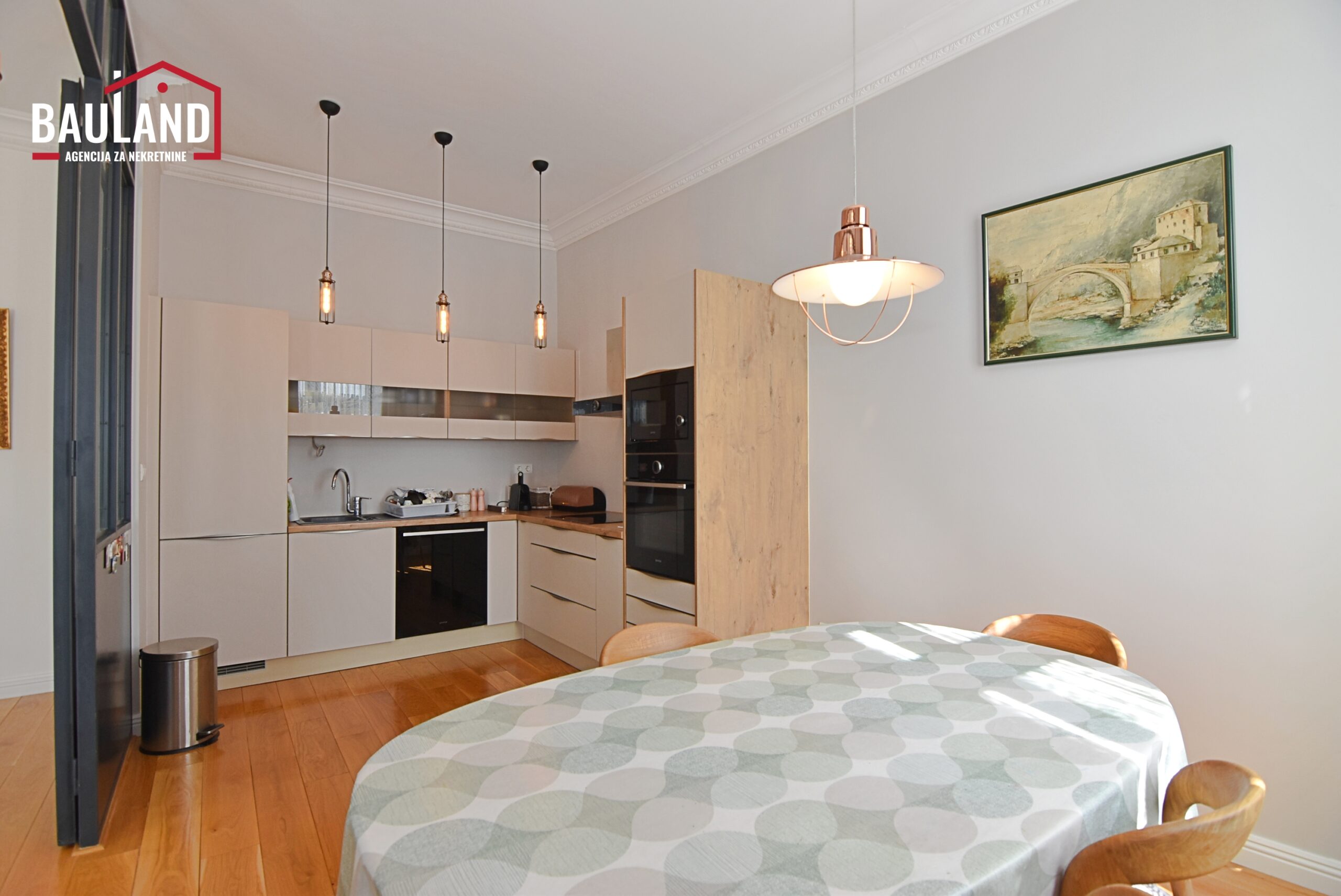 7 iznajmljuje se namješten stan u ulici Obala Kulina Bana 106m2