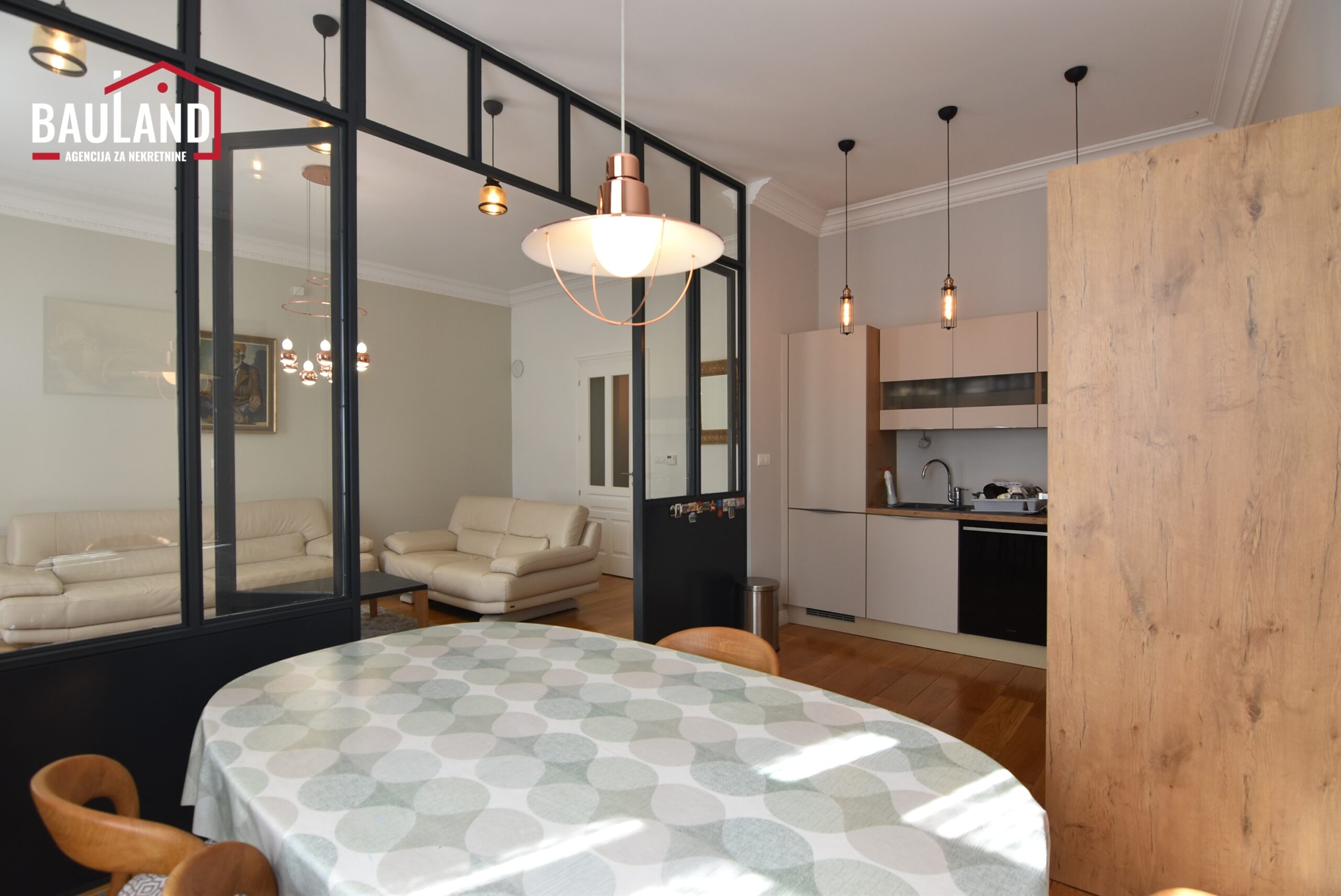 9 izdaje se trosoban namješten stan u Starom Gradu Sarajevo