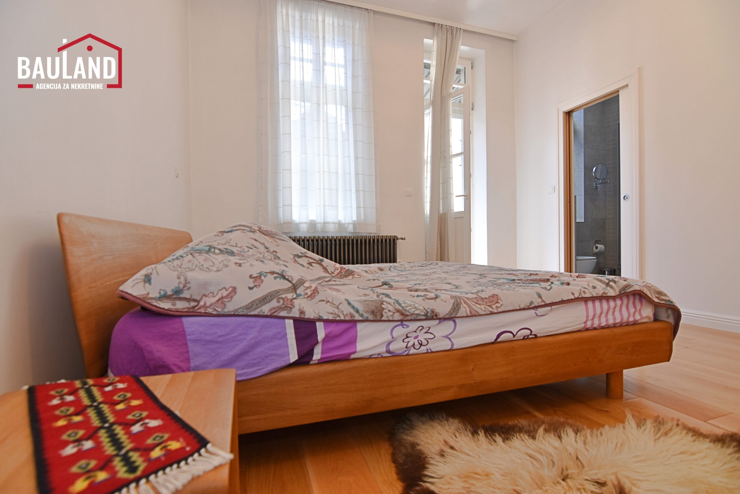 10 namješten trosoban stan za najam Obala Kulina Bana 106m2