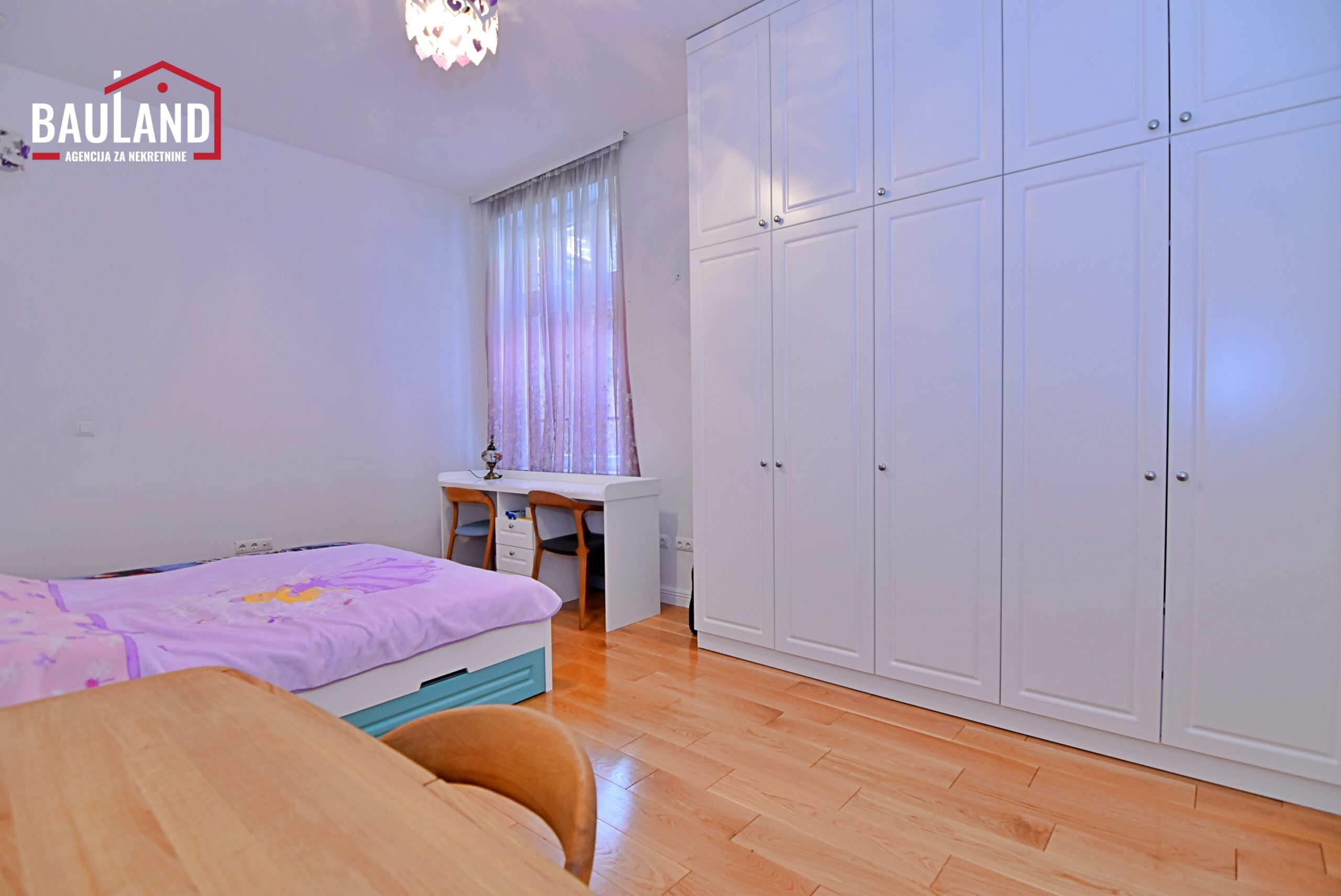 14 stan za iznajmljivanje 106m2 III sprat Obala Kulina Bana