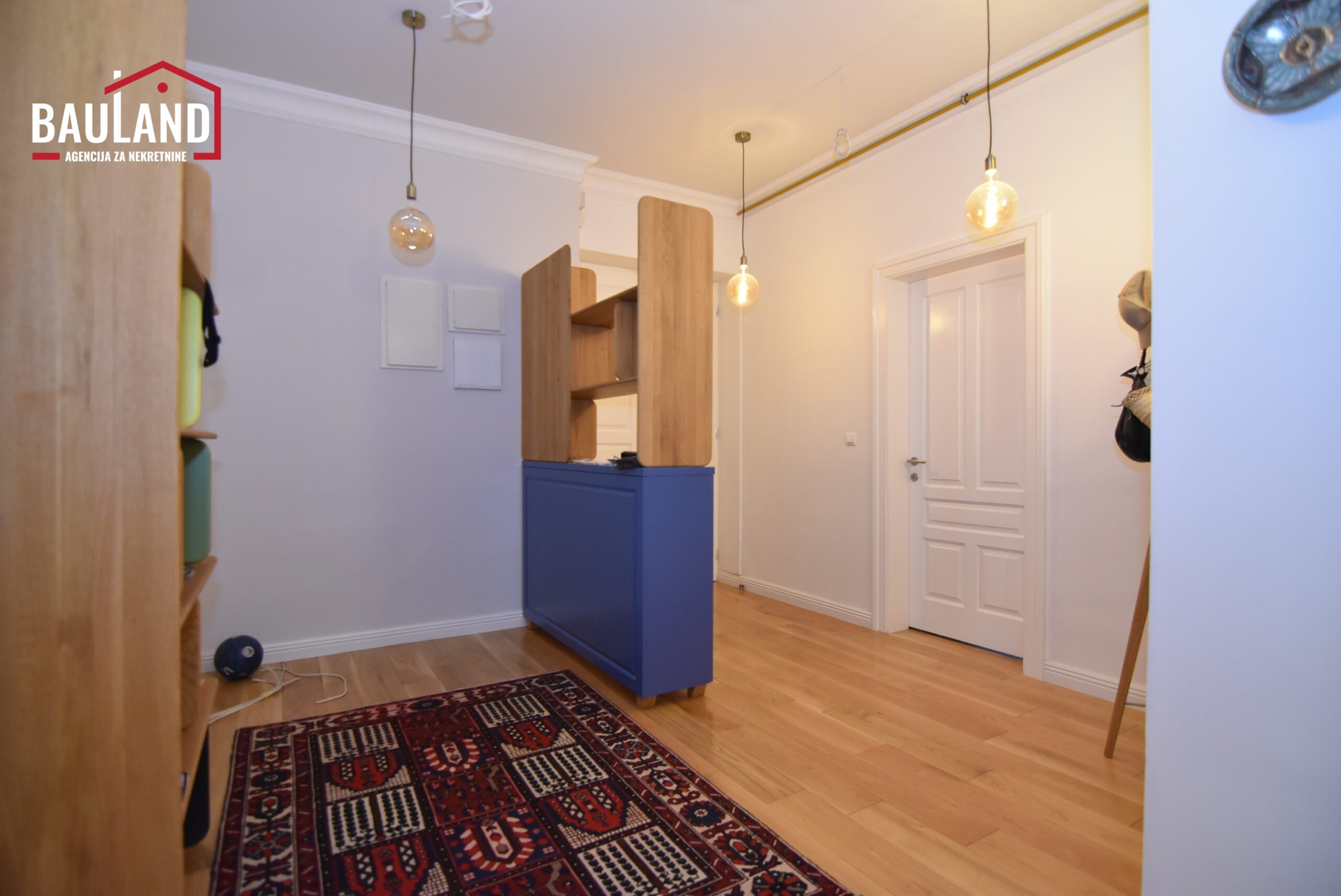 19 najam stana 106m2 III sprat Obala Kulina Bana Stari Grad