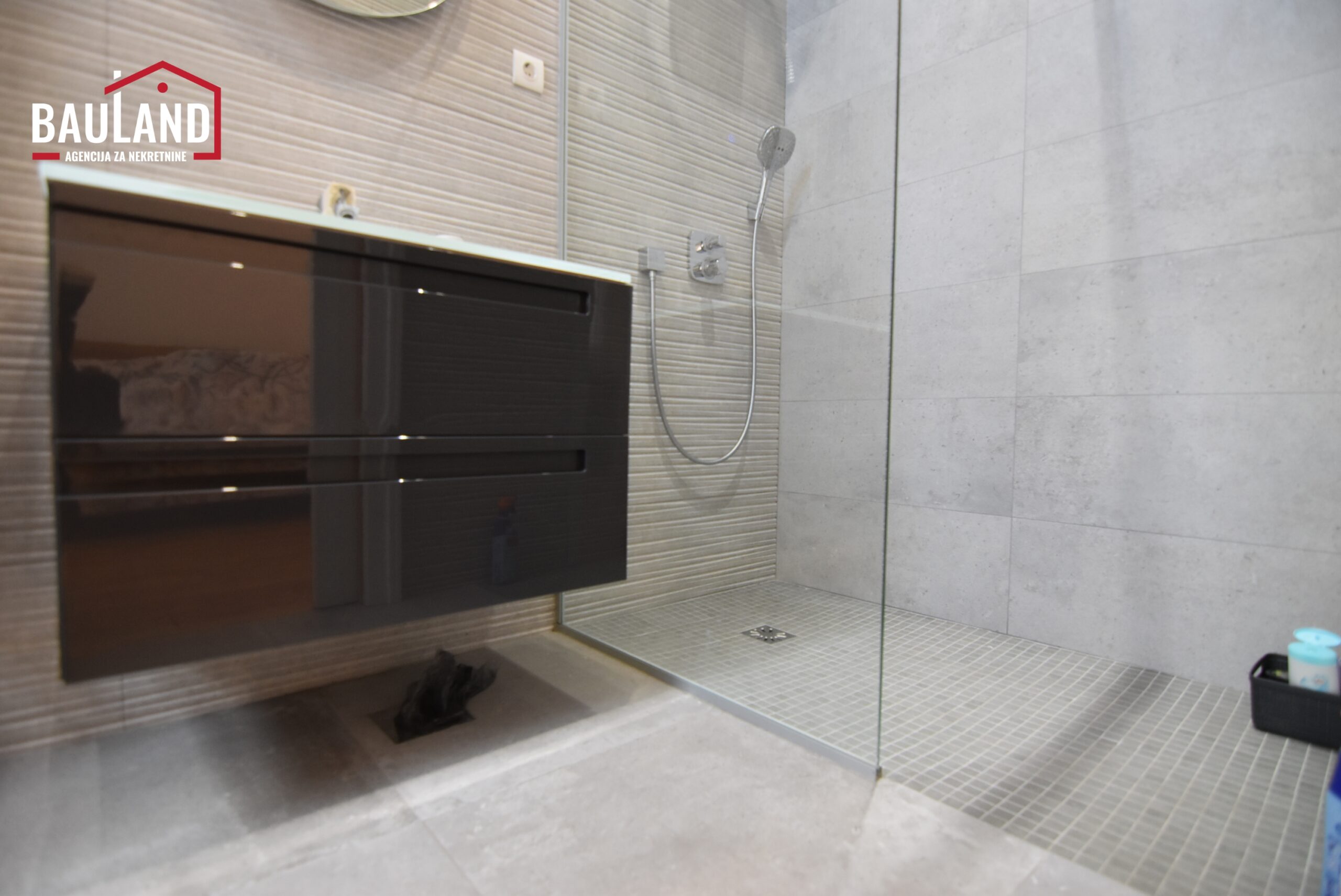 26 STAN SA DVA KUPATILA ZA NAJAM