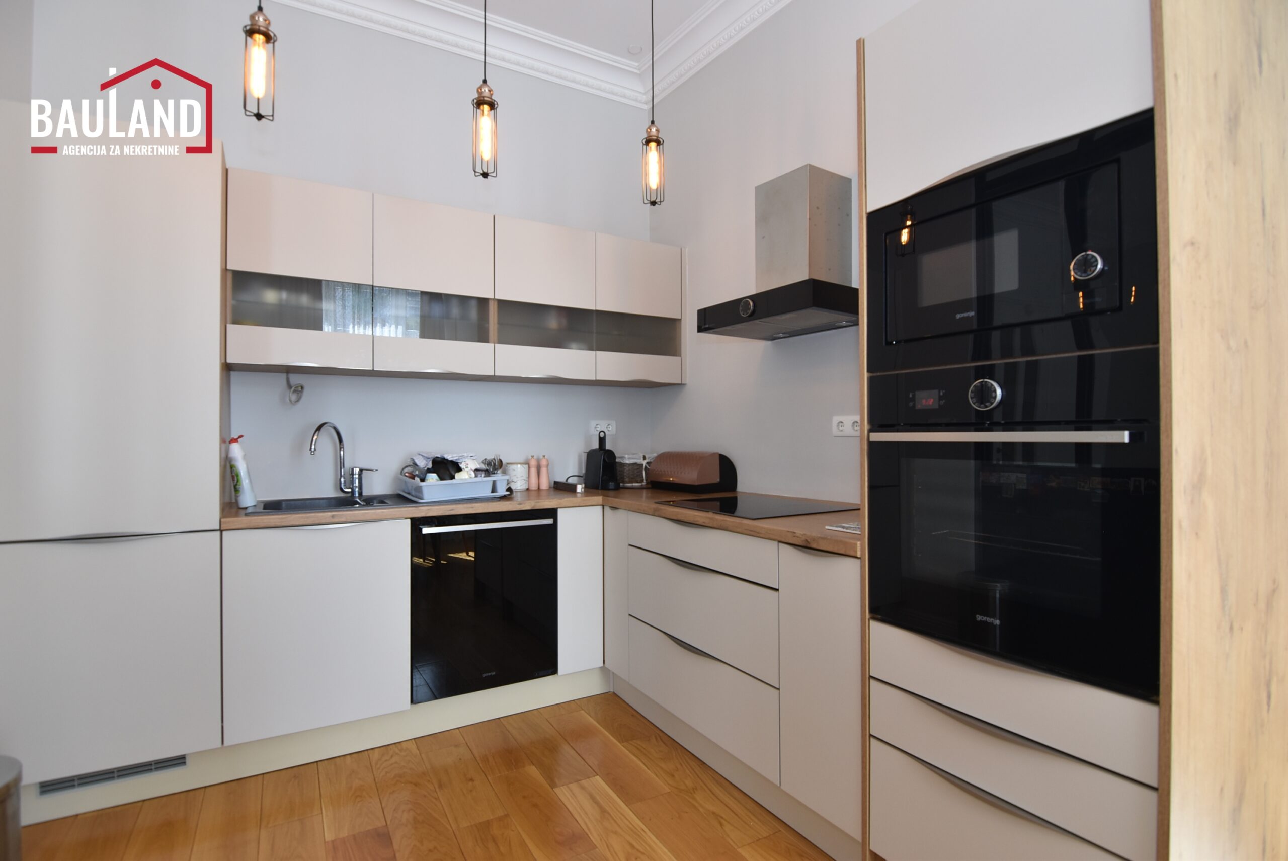 8 stan za najam 106m2 III sprat