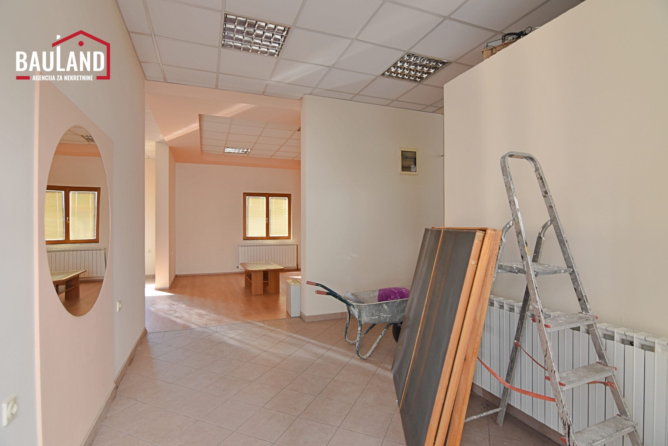 2 poslovni prostor za najam 106m2 sastoji se od dva dijela Općina Centar