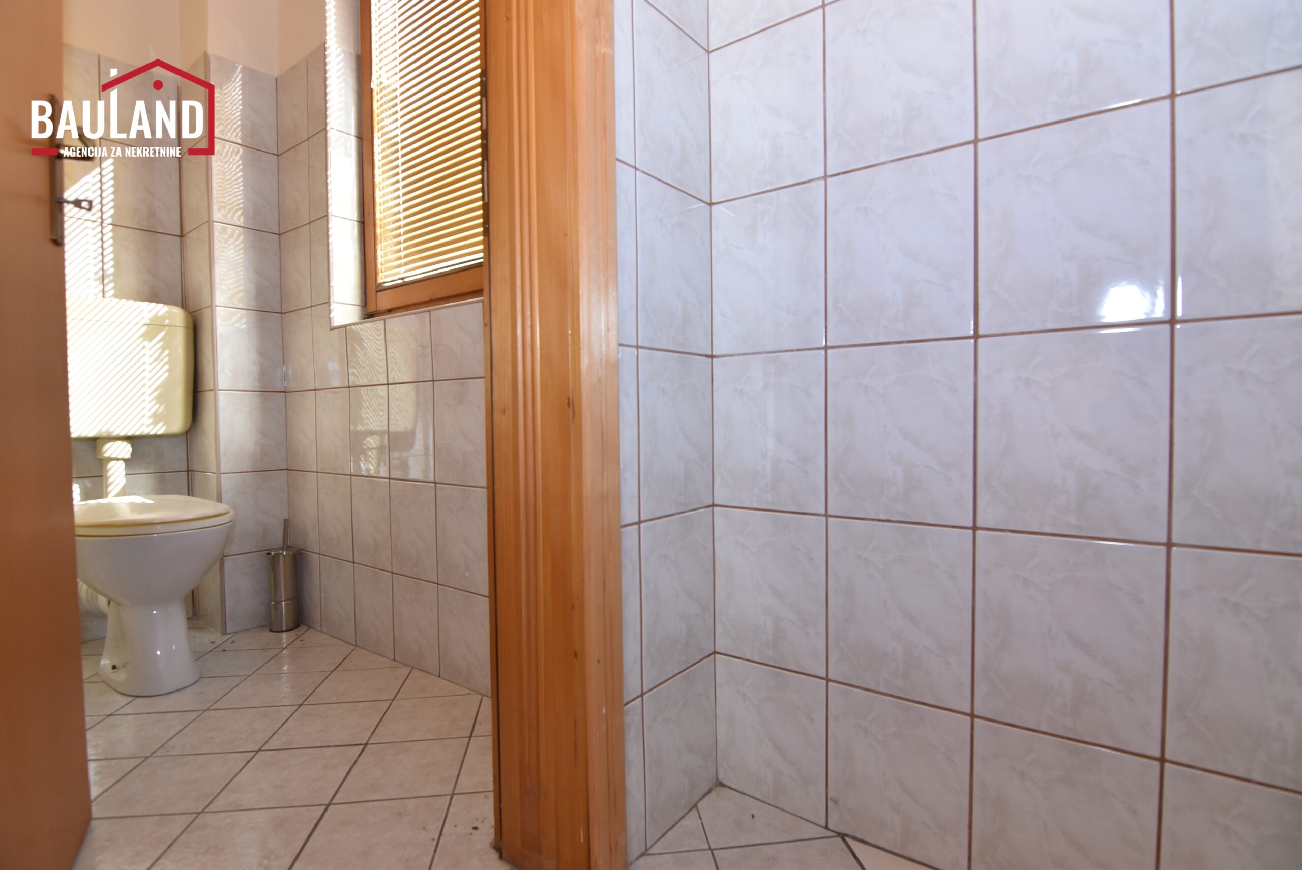 11 iznajmljuje se na duži vremenski period poslovni prostor sa galerijom Marijin Dvor