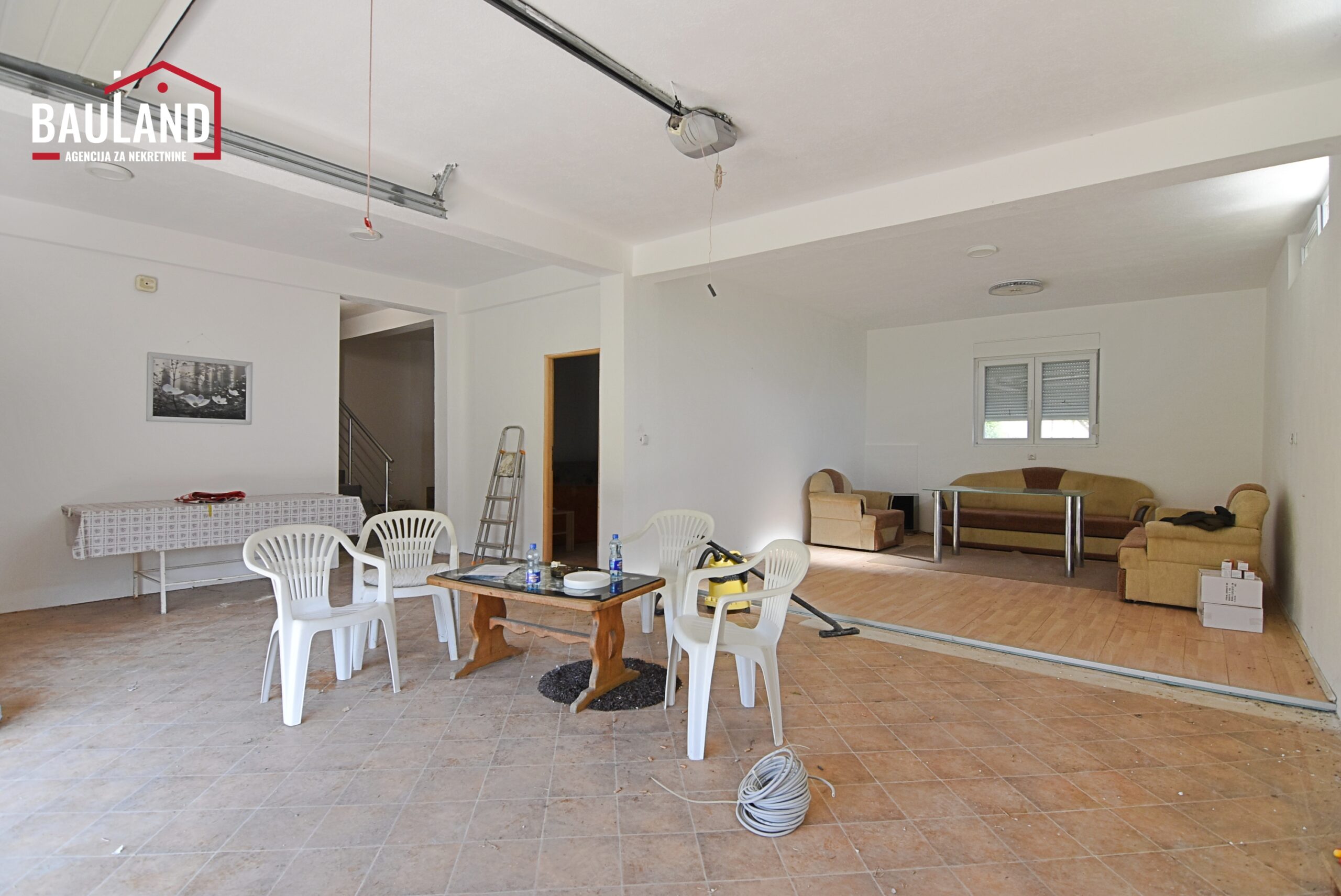 9 prodaje se kuća koja se sastoji od prizemlja prvog, drugog sprata i potkrovlja