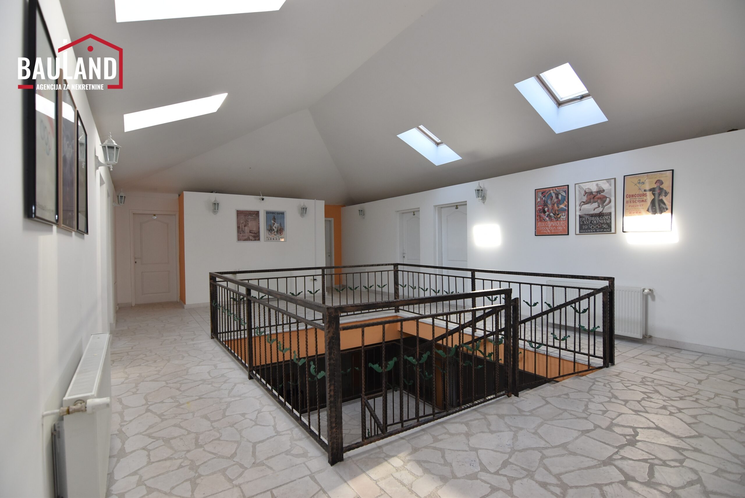 14 na prodaju Hotel udaljen 2.5 km od Baščaršije