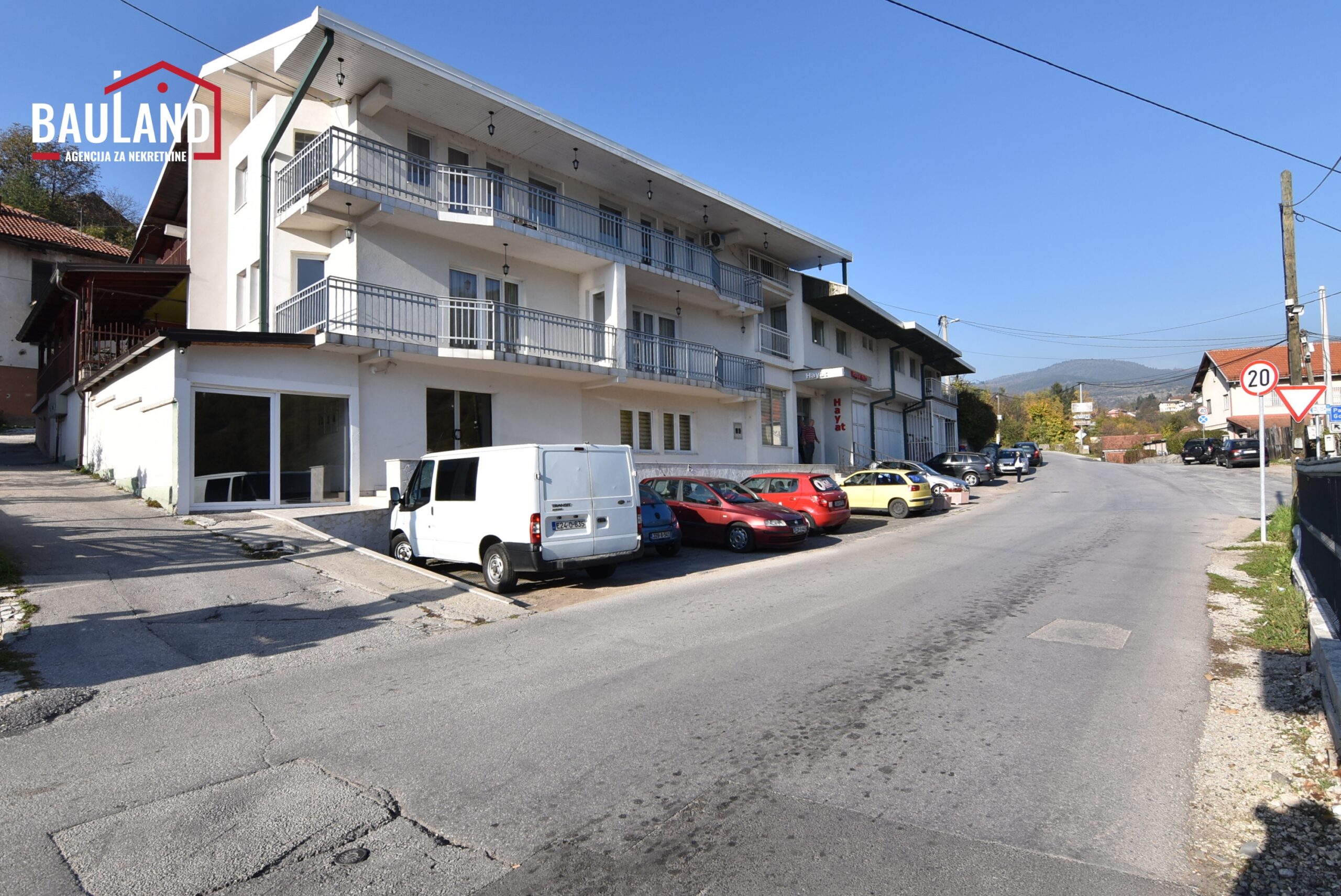 4 prodaje se poslovni prostor Hotel površine 1036m2