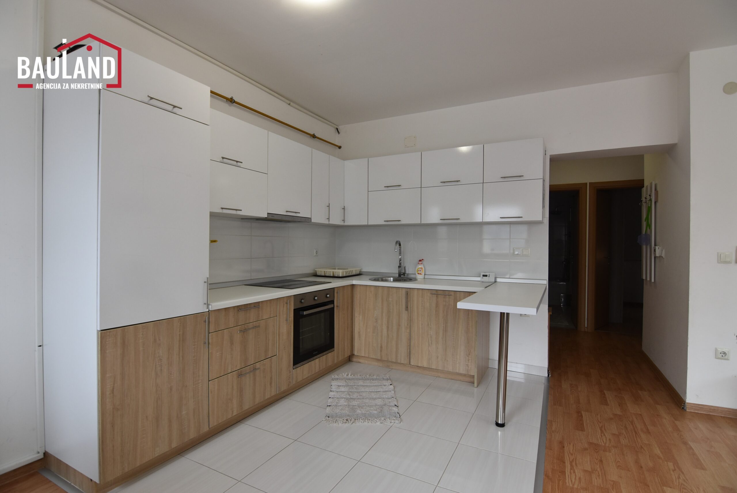 6 stambeni objekat na prodaju koji se sastoji od 6 odvojenih trosobnih stanova