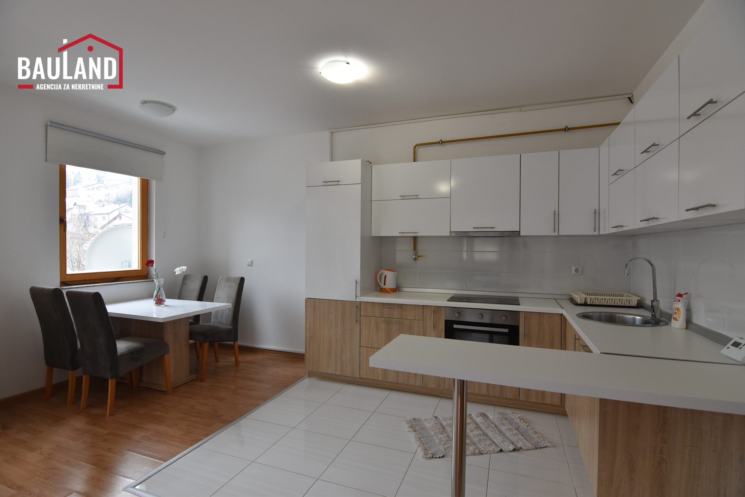 8 stambeni objekat za prodaju izgrađen na parceli površine 586m2