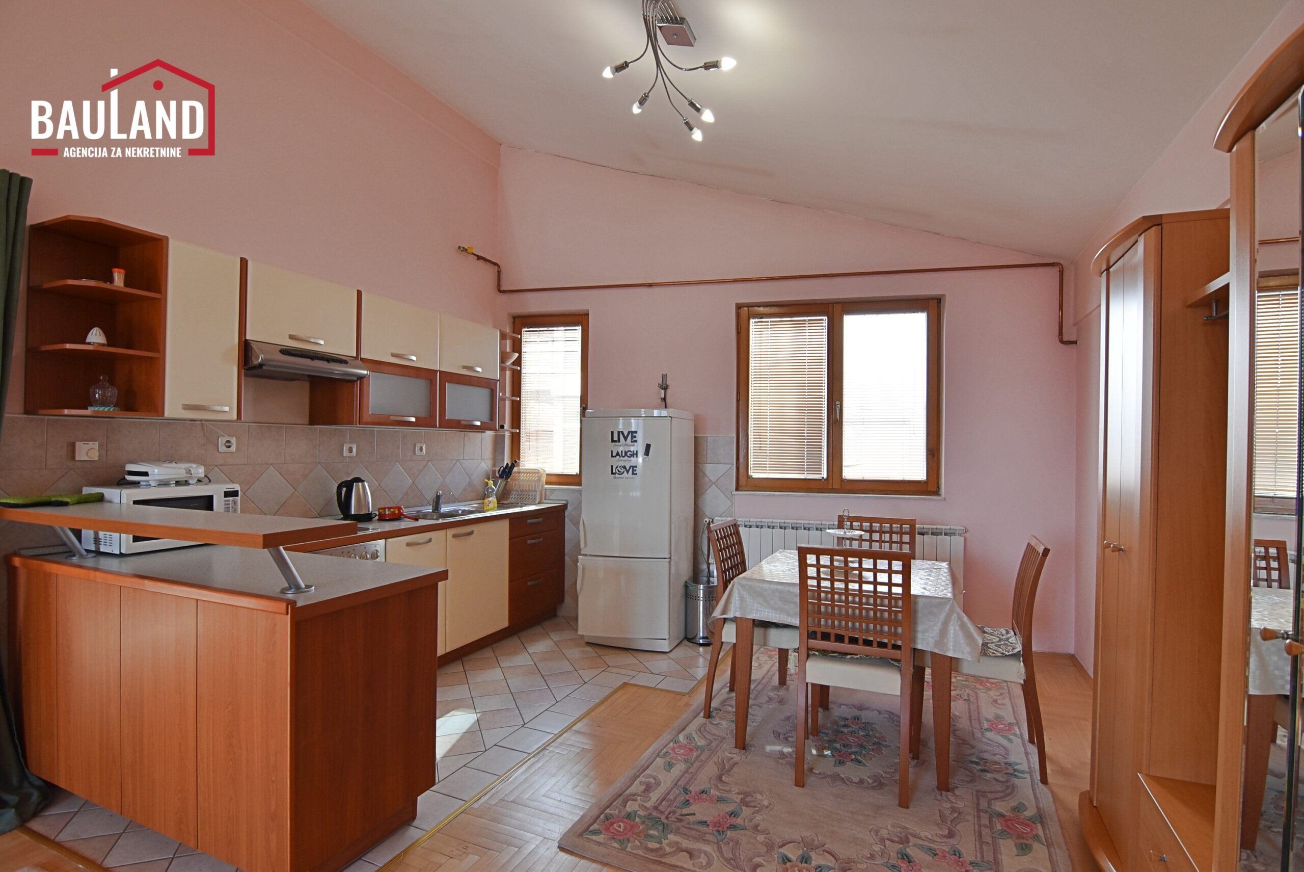 4 iznajmljuje se trosoban namješten stan u ulici Kalemova Općina Centar