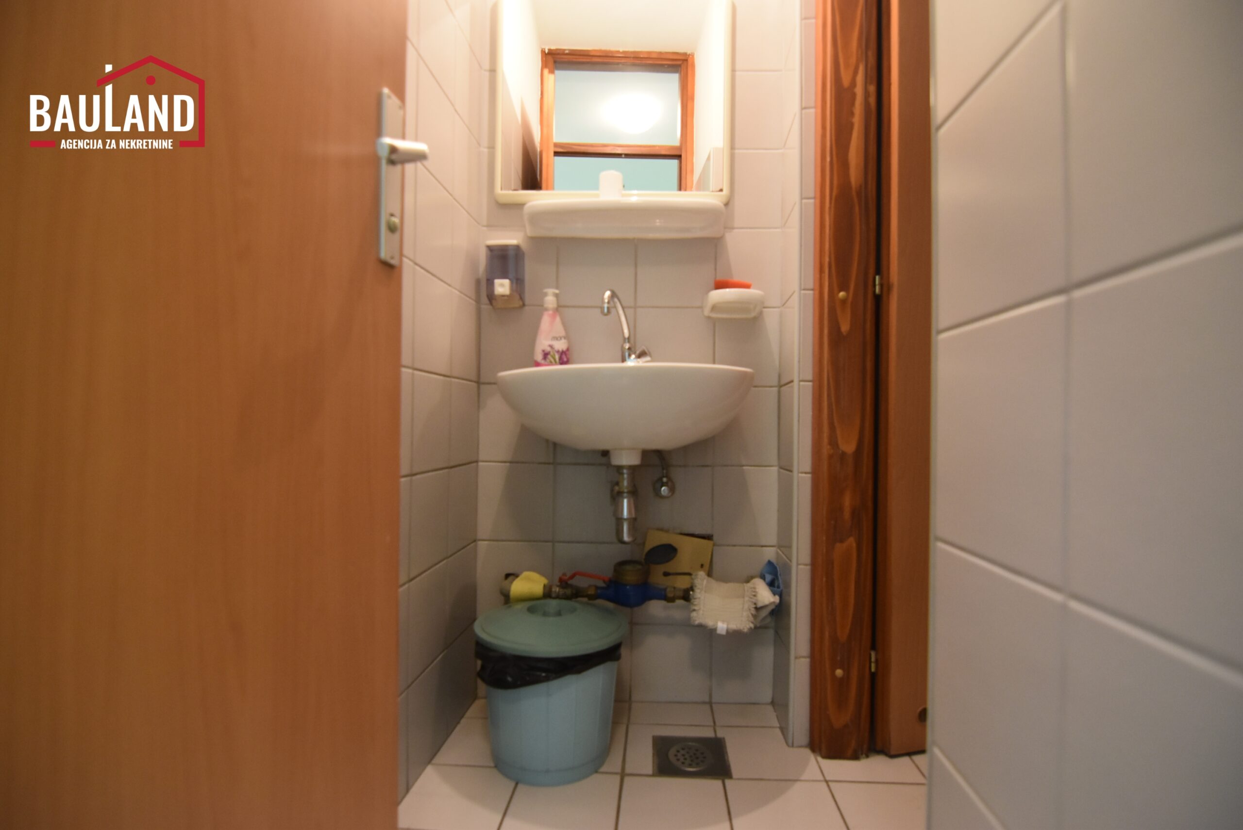 15 na prodaju poslovni prostor 102m2 u prizemlju stambeno poslovnog objekta