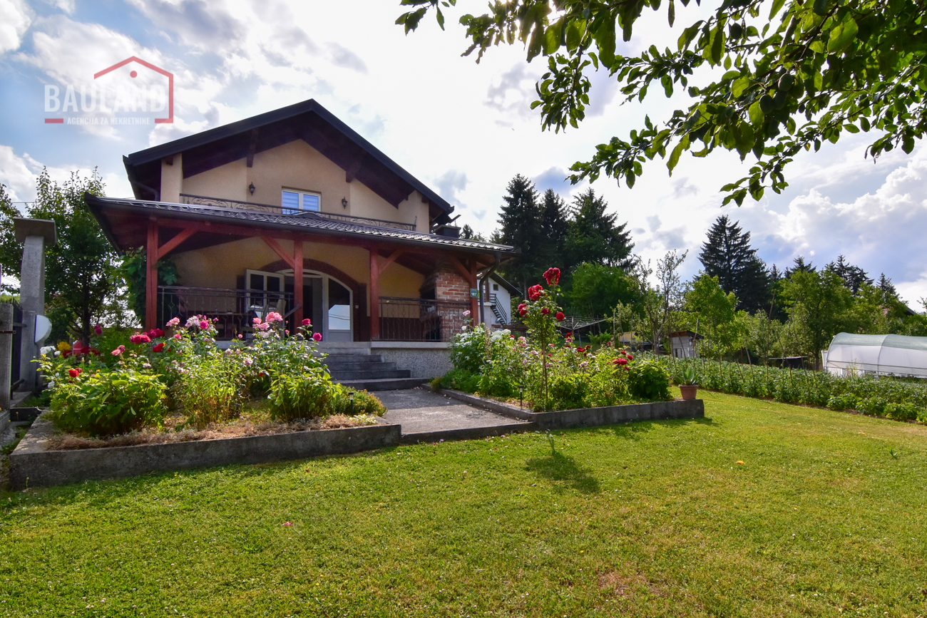 Familienhaus mit zwei Wohneinheiten, Panoramablick und großem Garten – Osjek, Ilidža