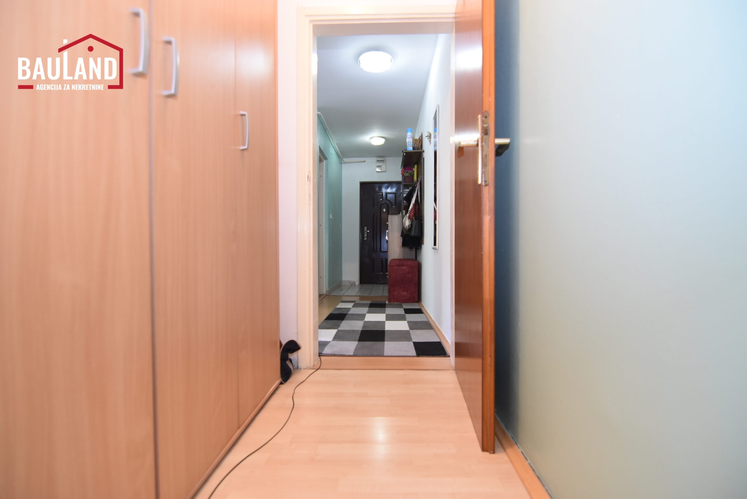 11 dvosoban stan za prodaju Otes Ilidža 61m2 I sprat