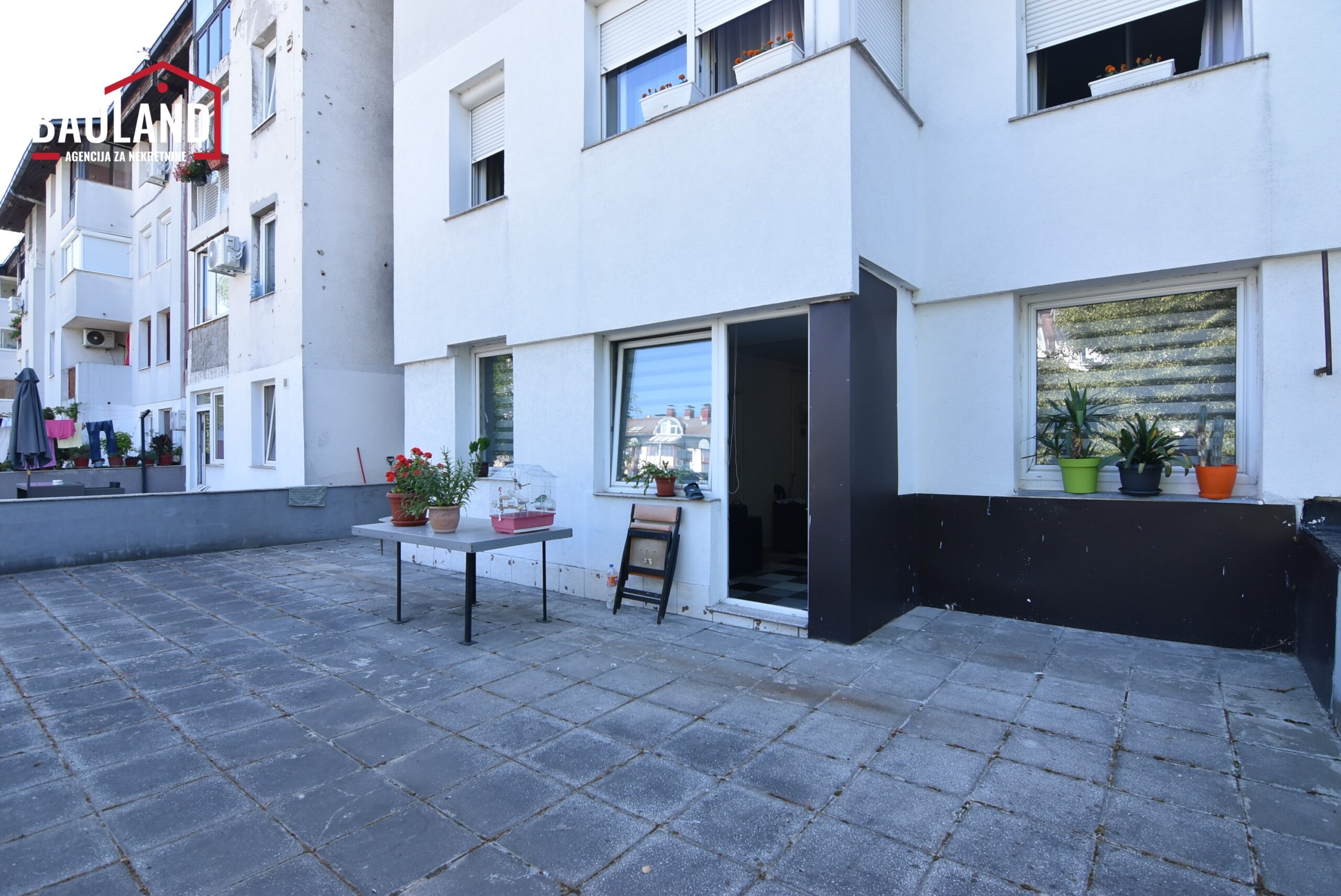 17 prodaja stana 61m2 I sprat dvostrano orijentisan