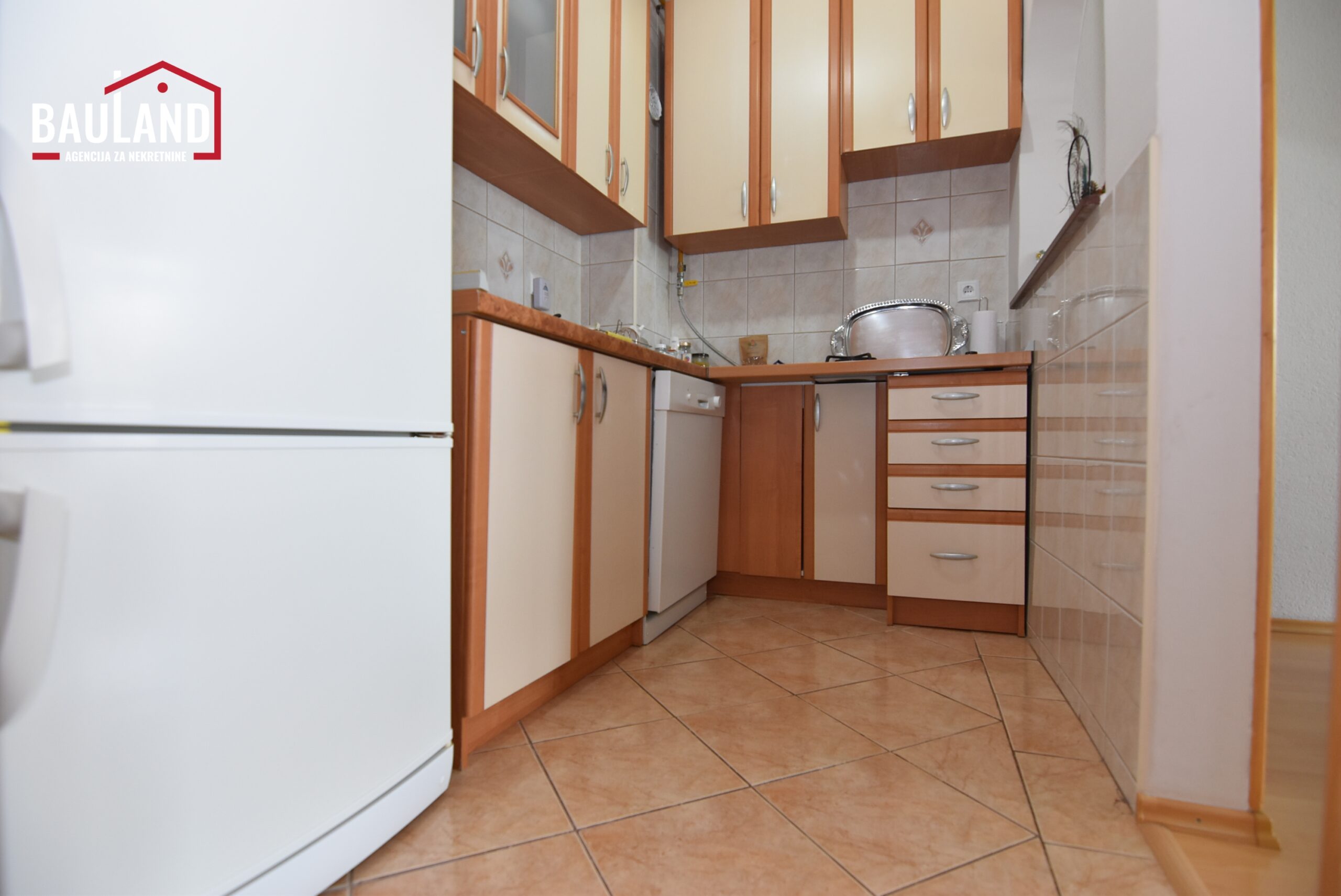 9 prodaje se dvosoban namješten renoviran stan u ulici Muhameda Hadžijahića