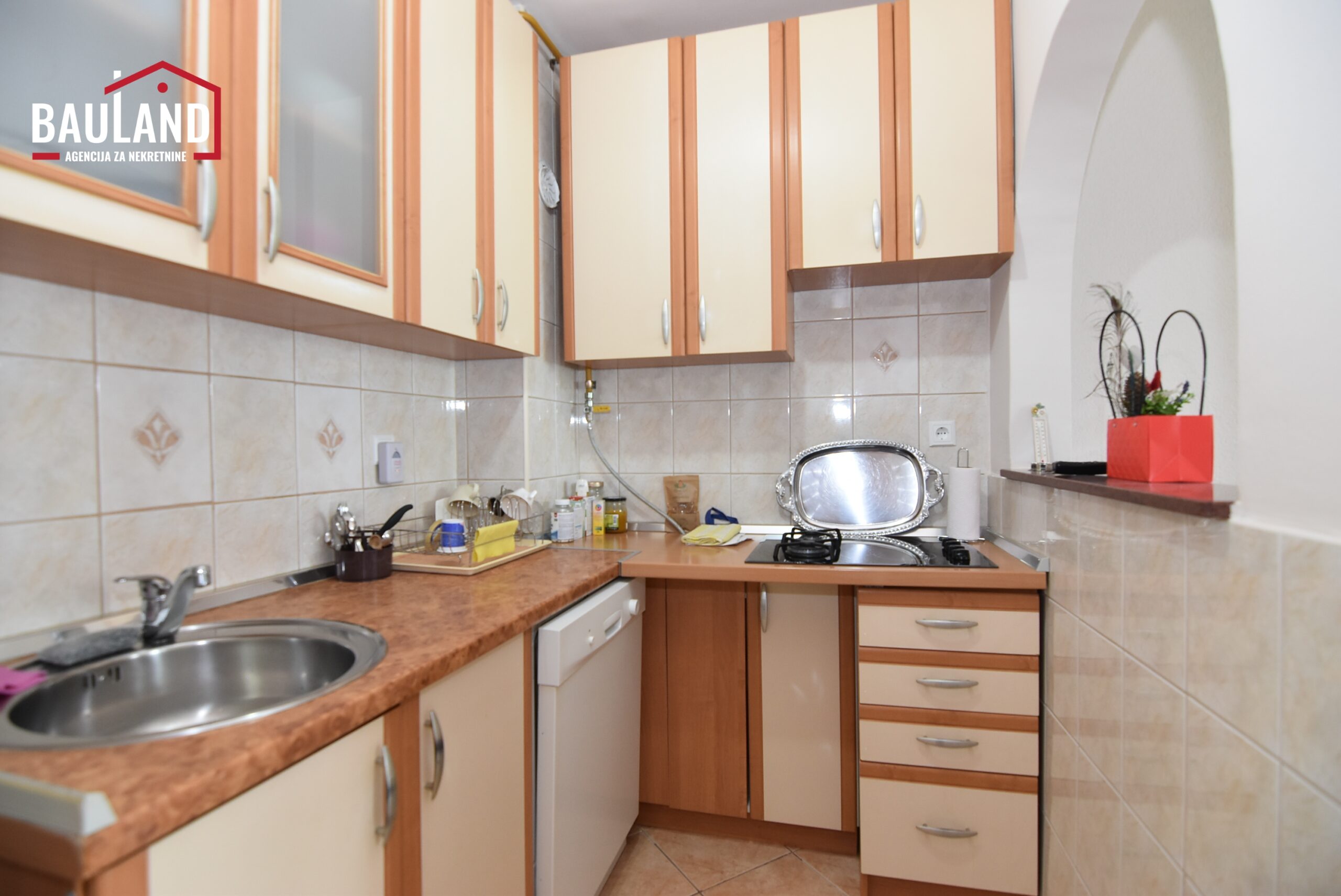 10 stan za prodaju 60m2 IV sprat bez lifta Muhameda Hadžijahića