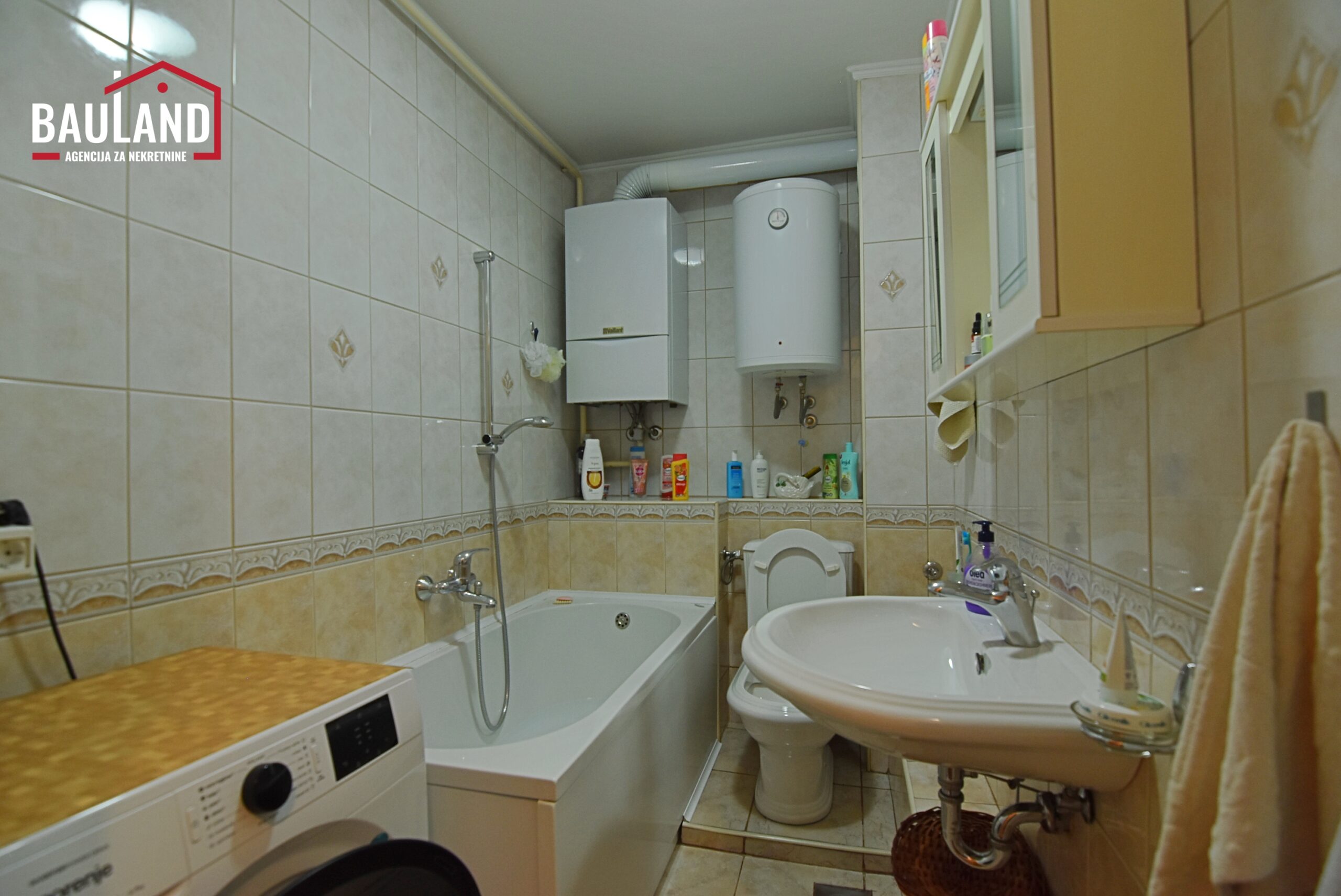 22 stan za prodaju balkon, podrum dvostrana orijentacija