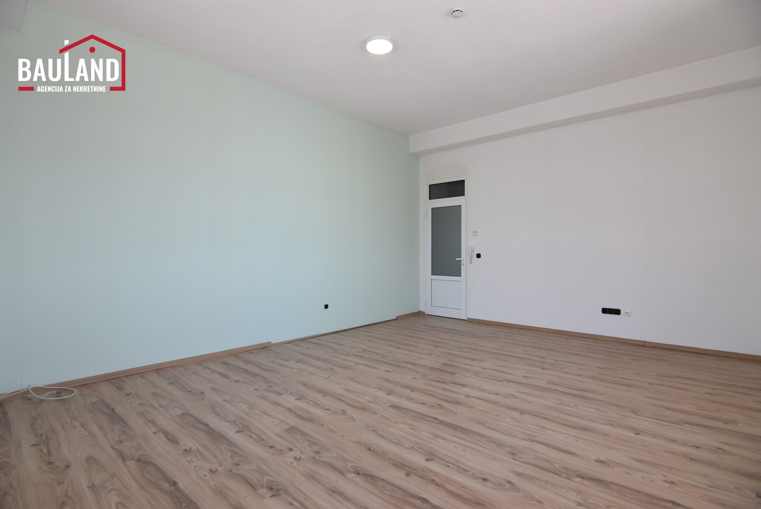 3 izdaje se poslovni prostor kancelarija u sklopu poslovnog objekta preko puta Aerodroma