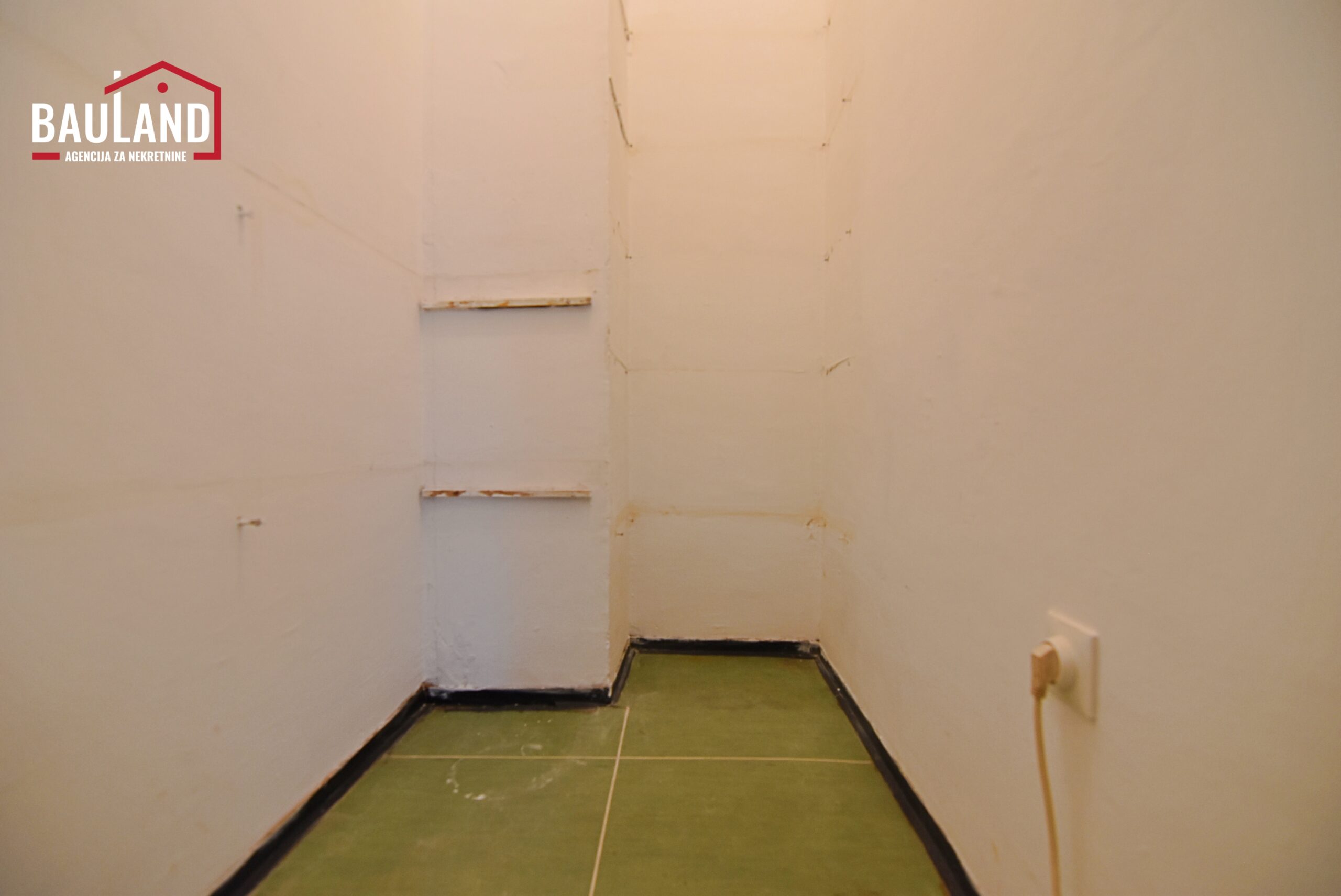 9 na prodaju jednosoban stan u izvornom stanju 42m2 IV sprat lift balkon ostava