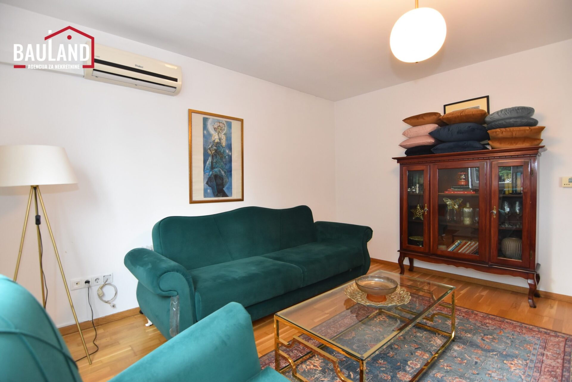 4 namješten dvosoban stan za prodaju površine 52m2 I sprat dvostrano orijentisan