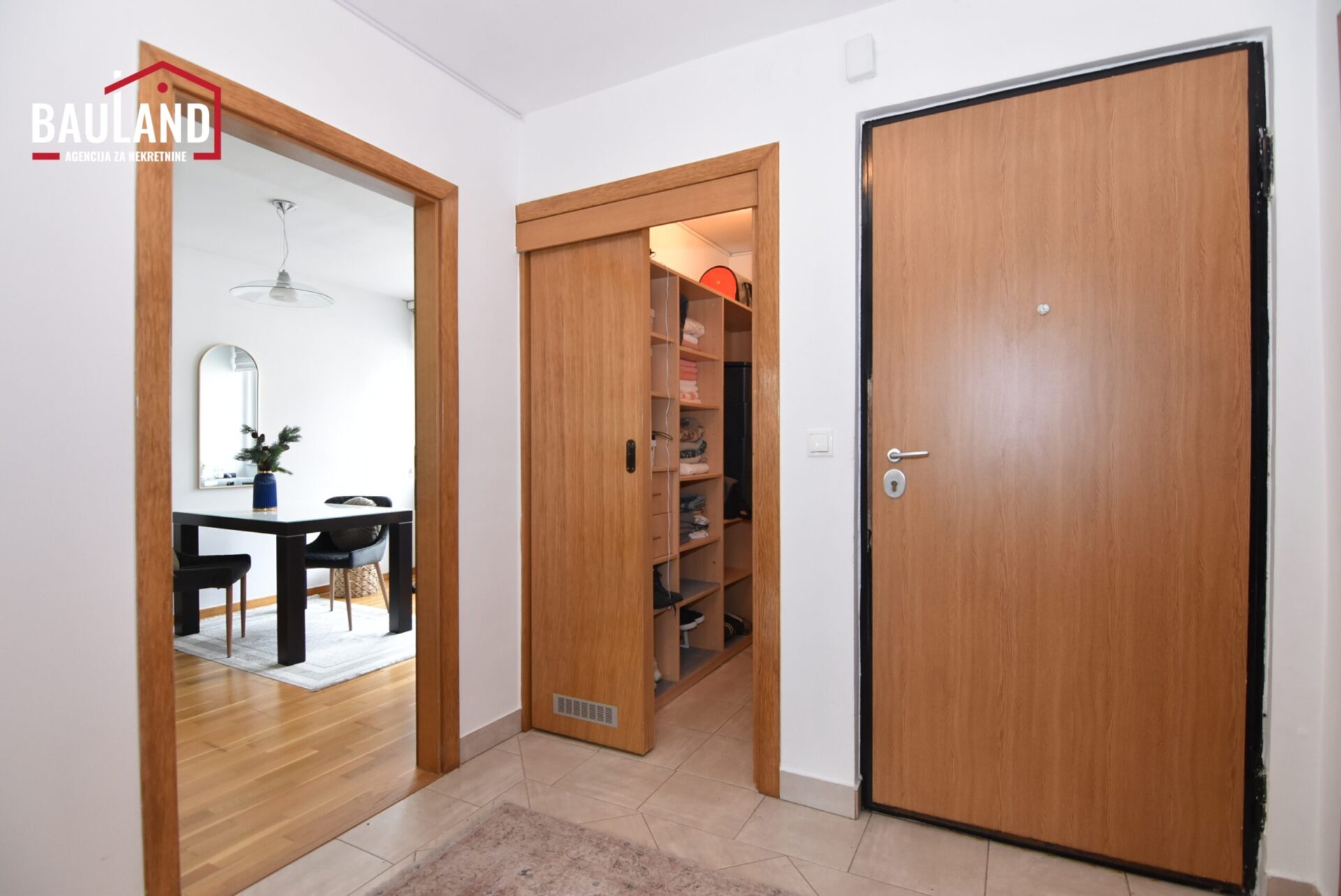 17 prodaja stana 52m2 I sprat dvostrano orijentisan