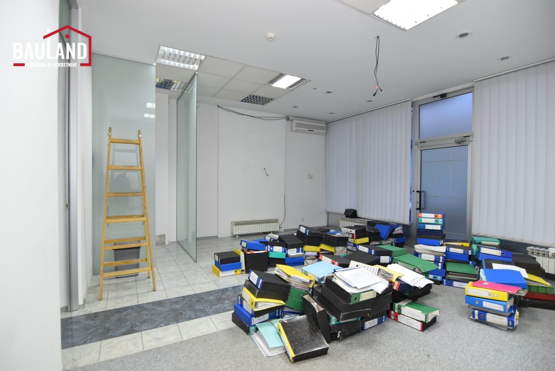 4 iznajmljuje se poslovni prostor površine 77m2 u prizemlju stambene zgrade na Višnjiku