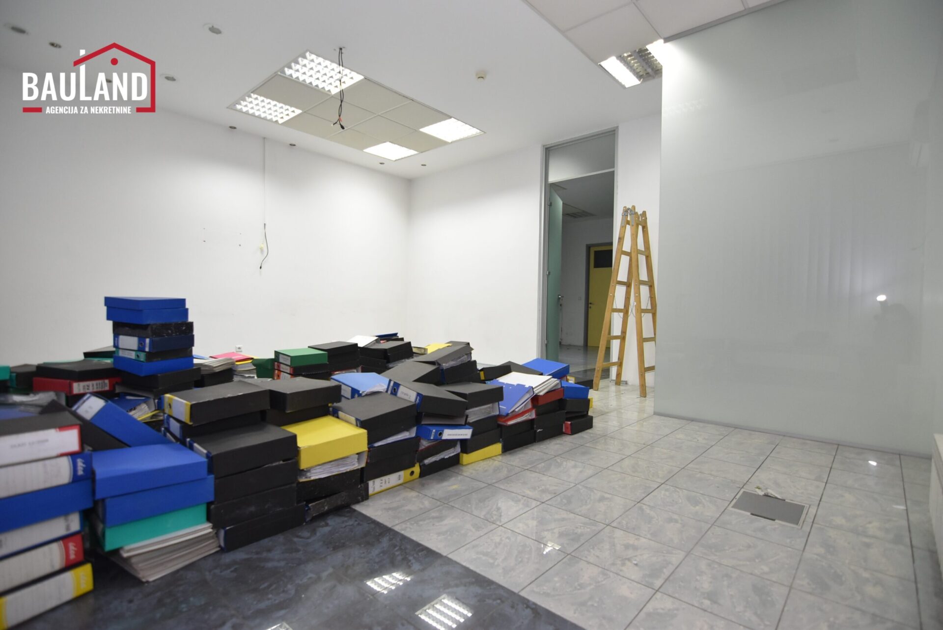 7 iznajmljuje se poslovni prostor površine 77m2 u prizemlju stambene zgrade u ulici Zaima Šarca