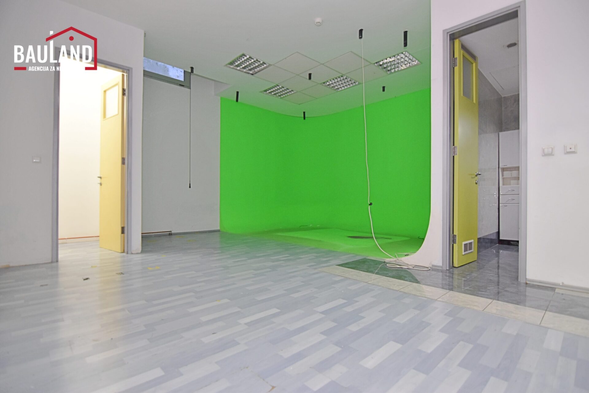 9 izdaje se poslovni prostor na duži period površine 77m2 prizemlje ul. Zaima Šarca