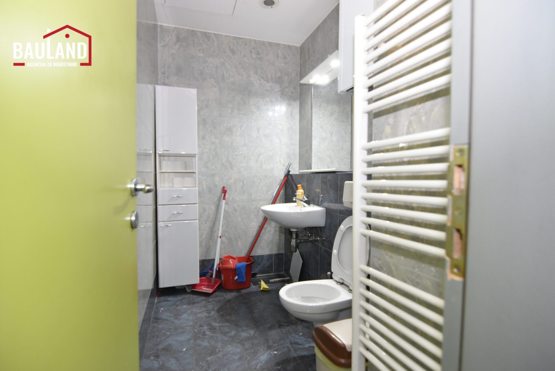 13 poslovni prostor za najam 77m2 Višnjik Centar