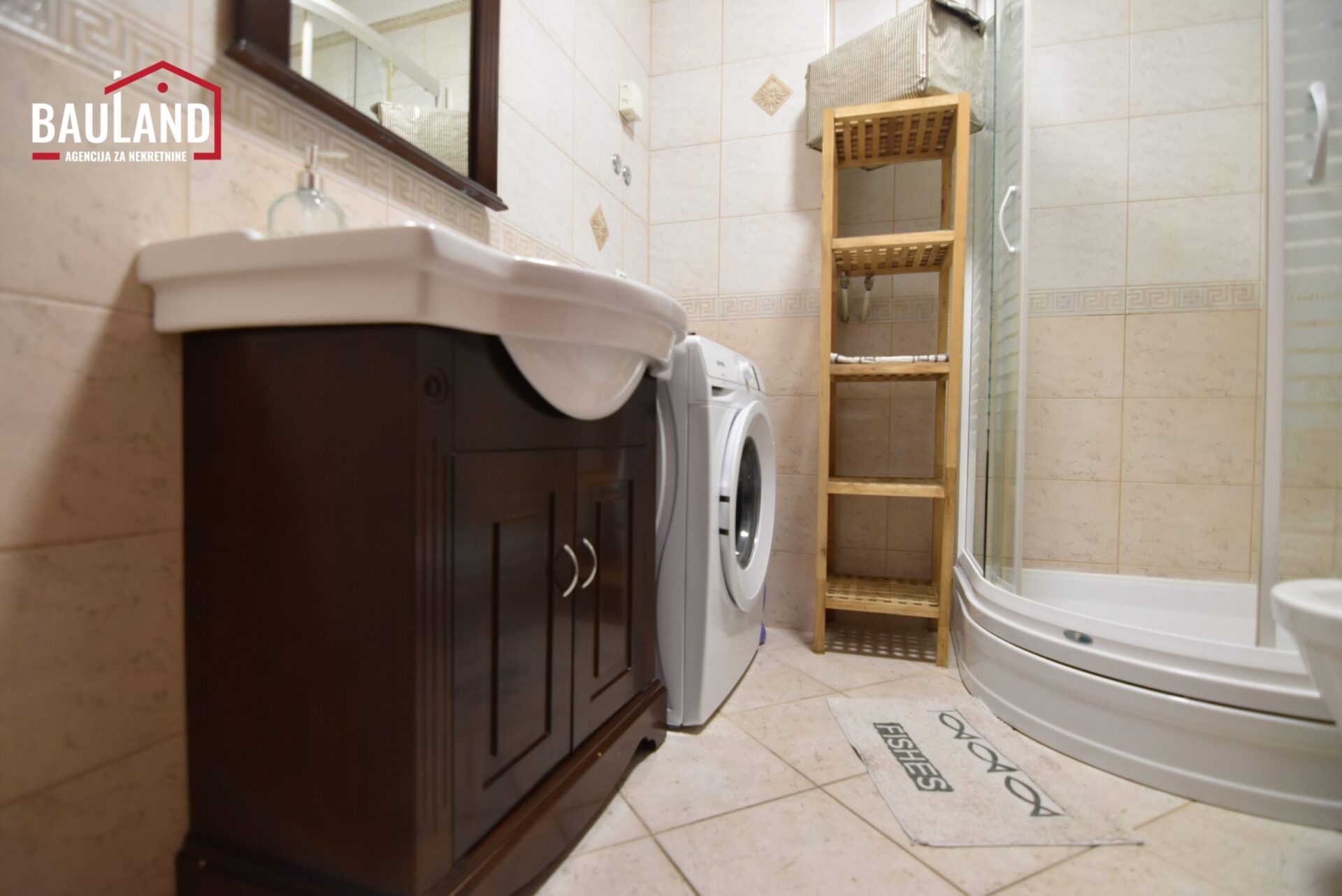 22 iznajmljuje se trosoban stan sa parking mjestom na Kovačićima