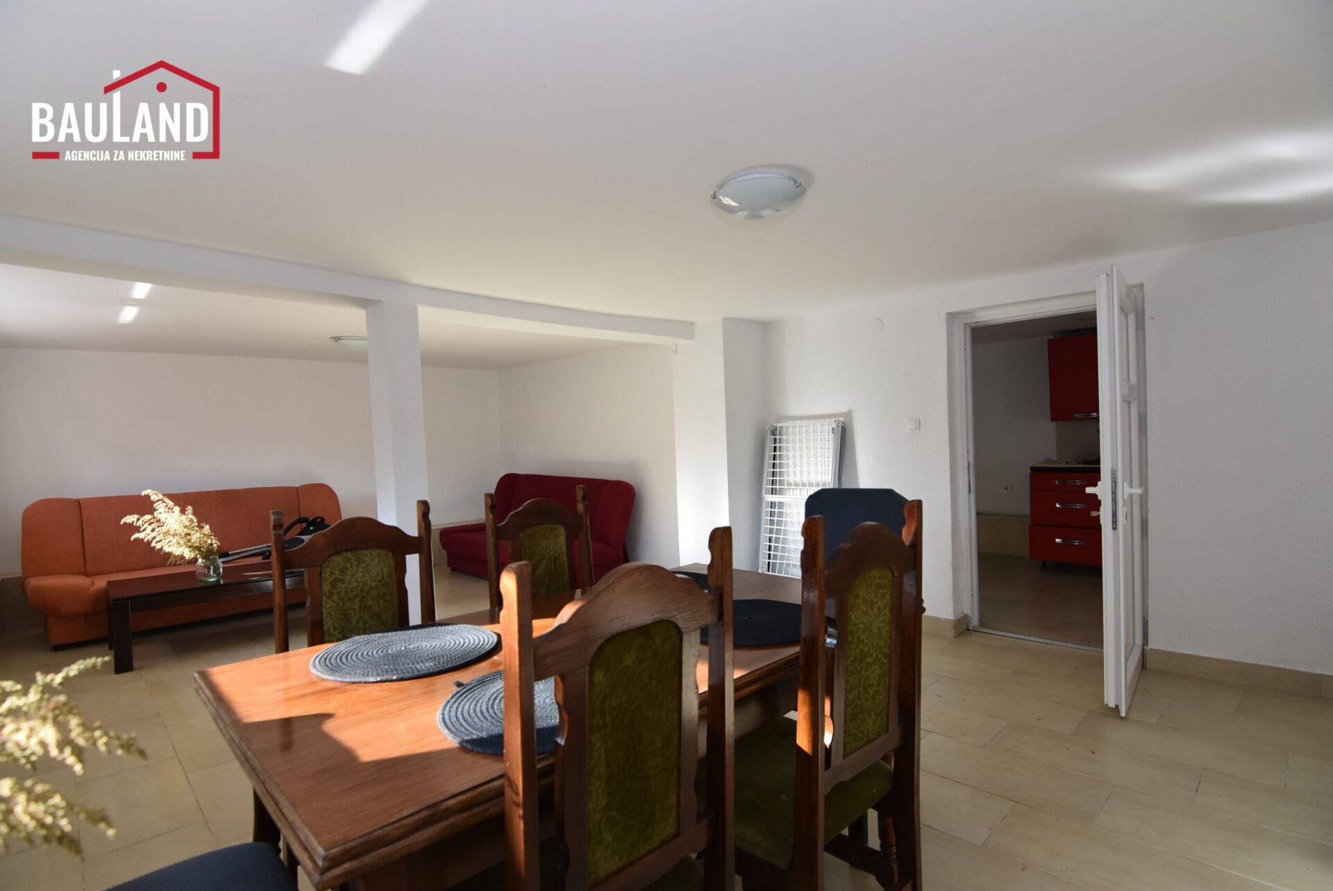 10 izdaje se kuća sa podrumom i dva parking mjesta u ul. Stari Drum Općina Ilidža