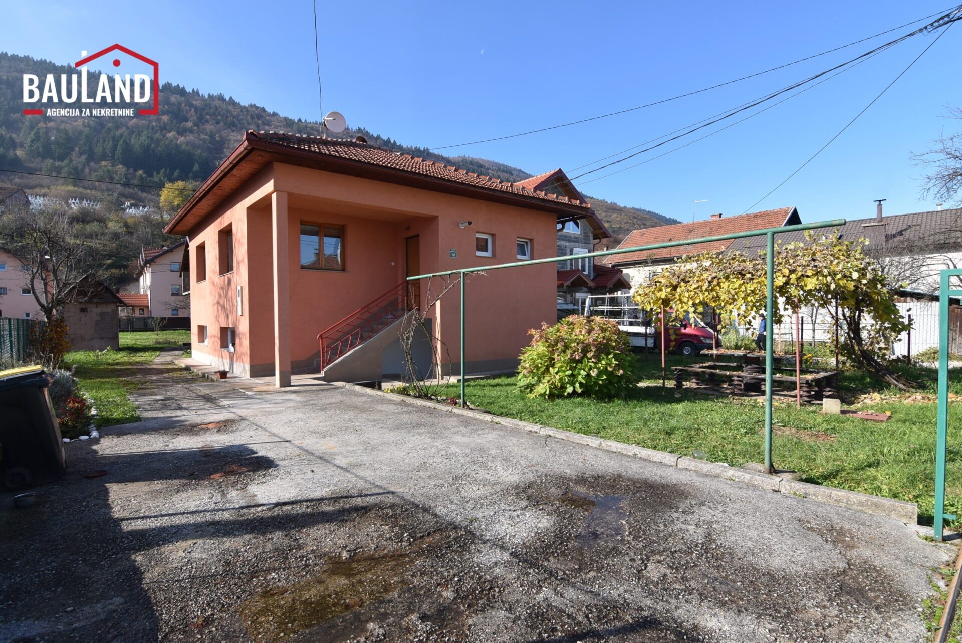 16 kuća za najam Hrasnica