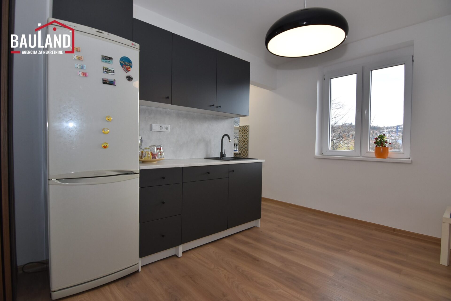 4 dvosoban renoviran dvostrano orijentisan stan za najam Socijalno Općina Novo Sarajevo