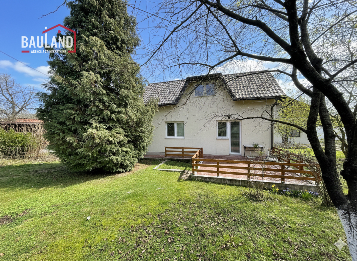 Renoviertes und ausgestattetes Haus mit Garage und großzügigem Garten – Eingang in Breza