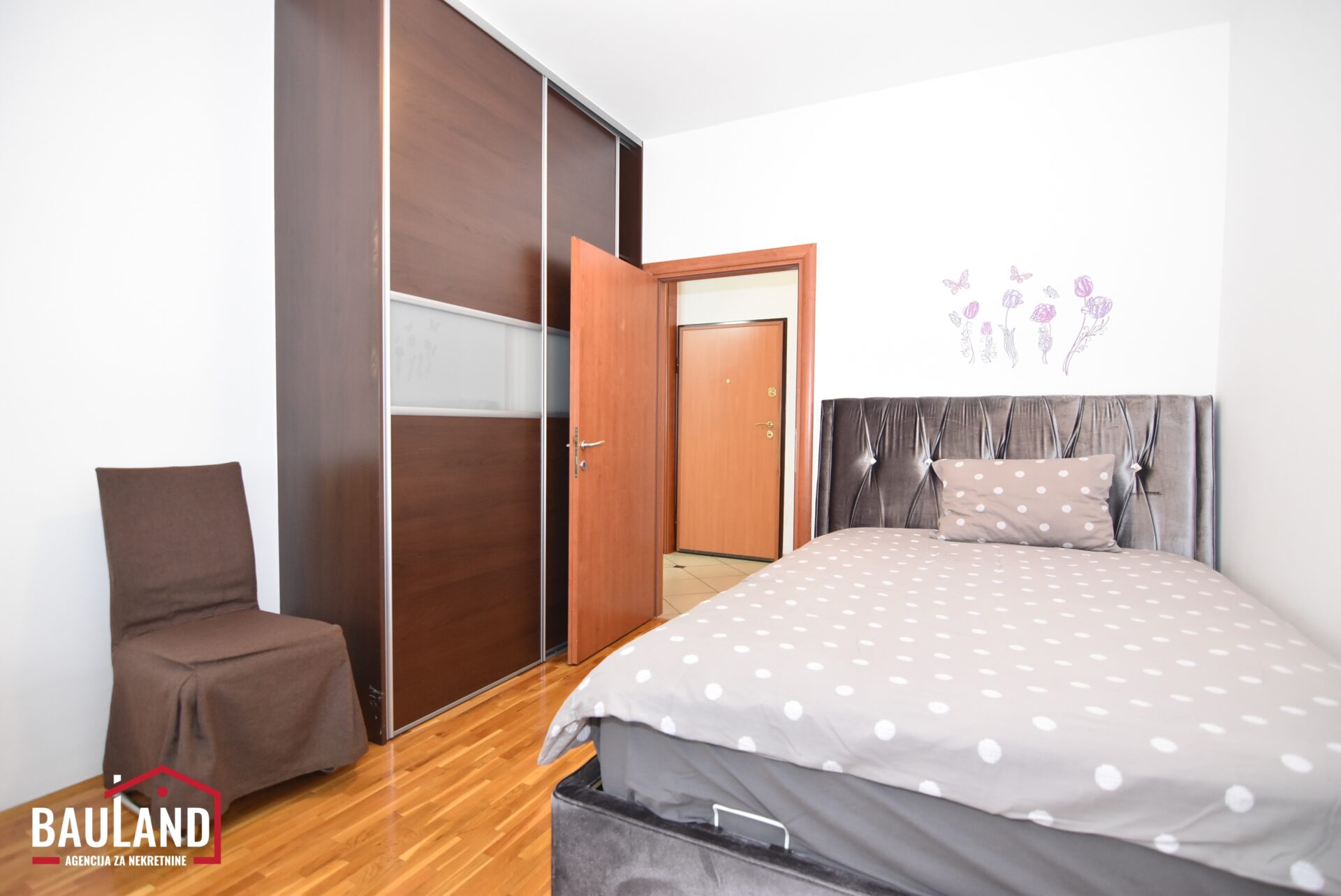 15 iznajmljuje se trosoban namješten stan površine 106m2 III sprat