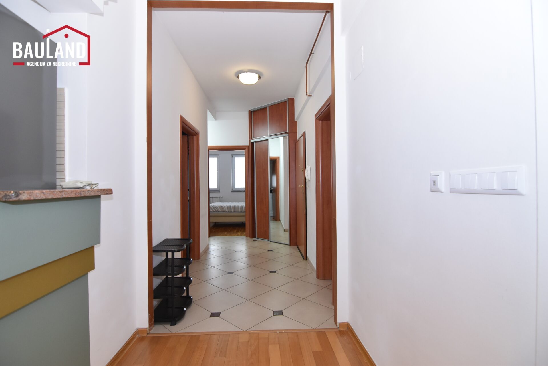 11 trosoban namješten stan površine 106m2 III sprat Općina Novo Sarajevo