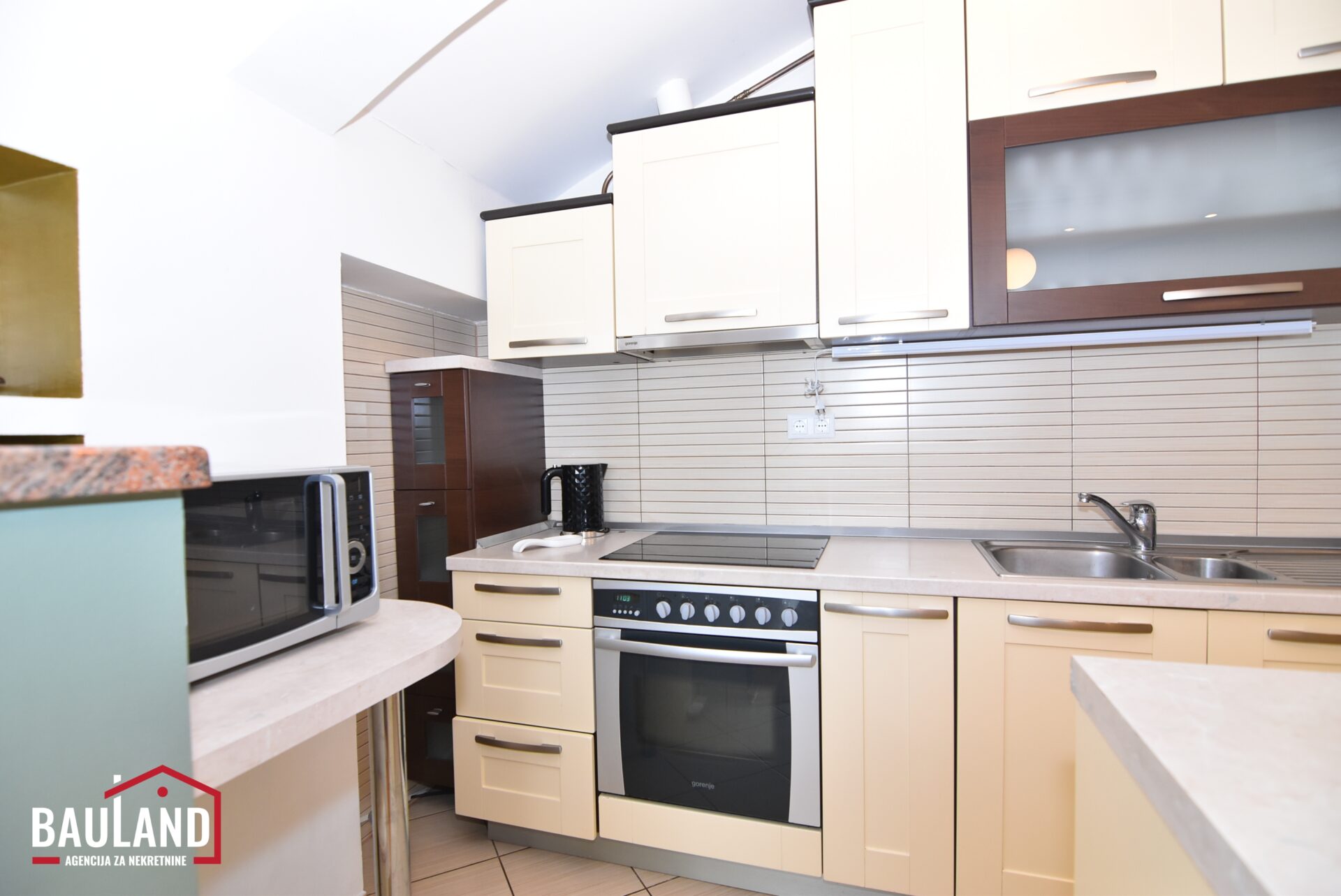 7 stan za najam sa garažnim mjestom