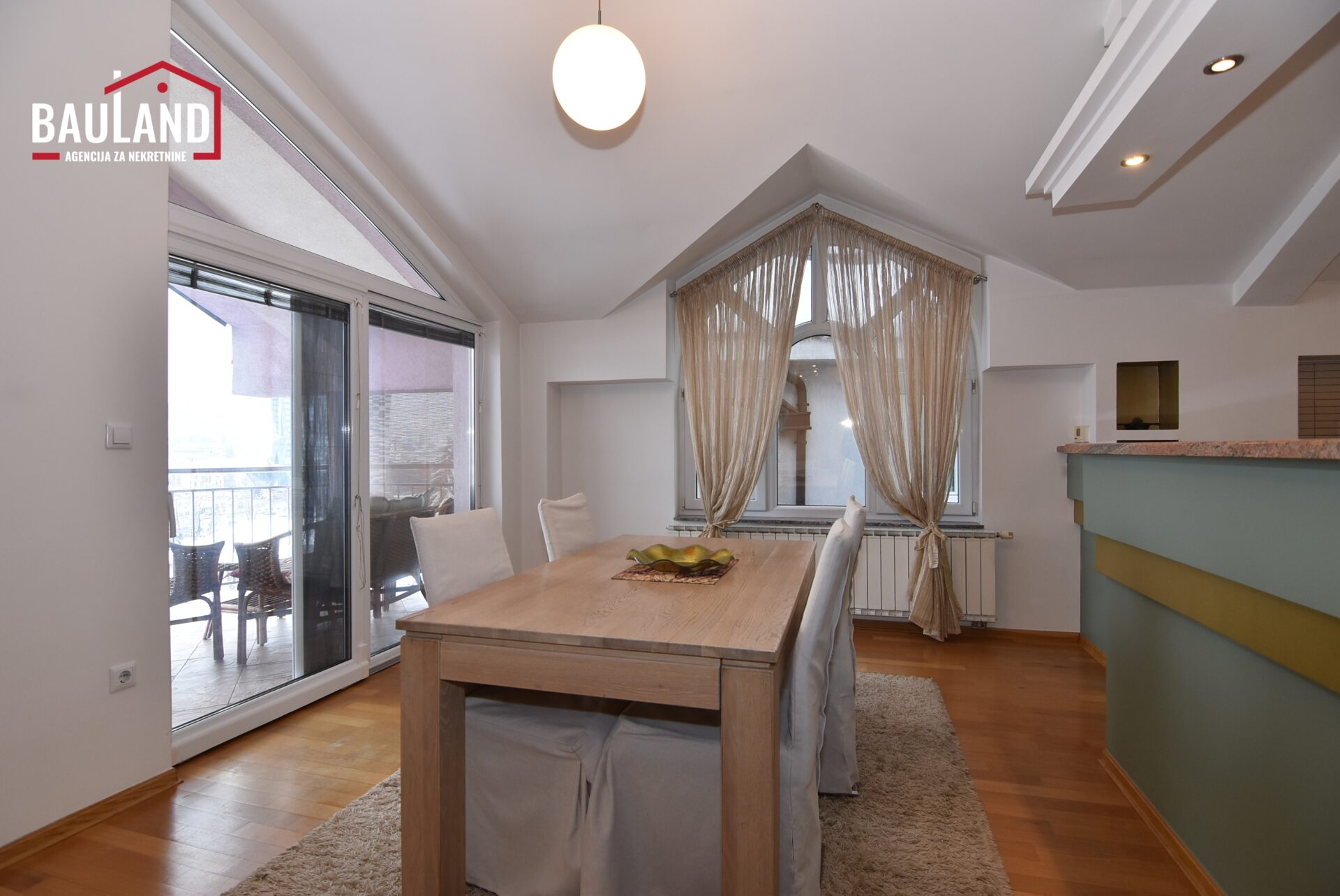 4 namješten trosoban stan površine 106m2 III sprat garažno mjesto