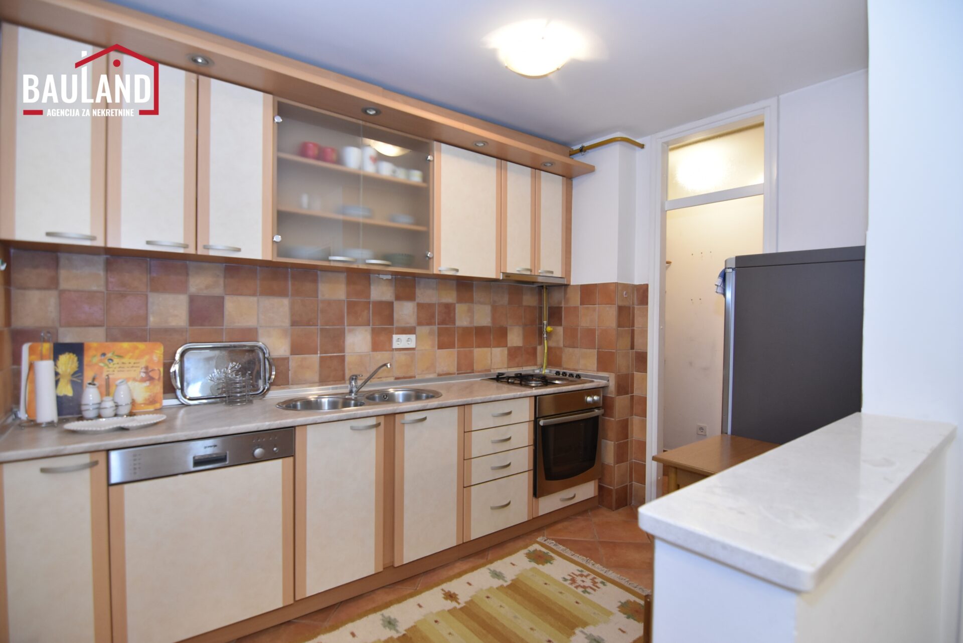 6 izdaje se stan na duži vremenski period minimalno na godinu dana