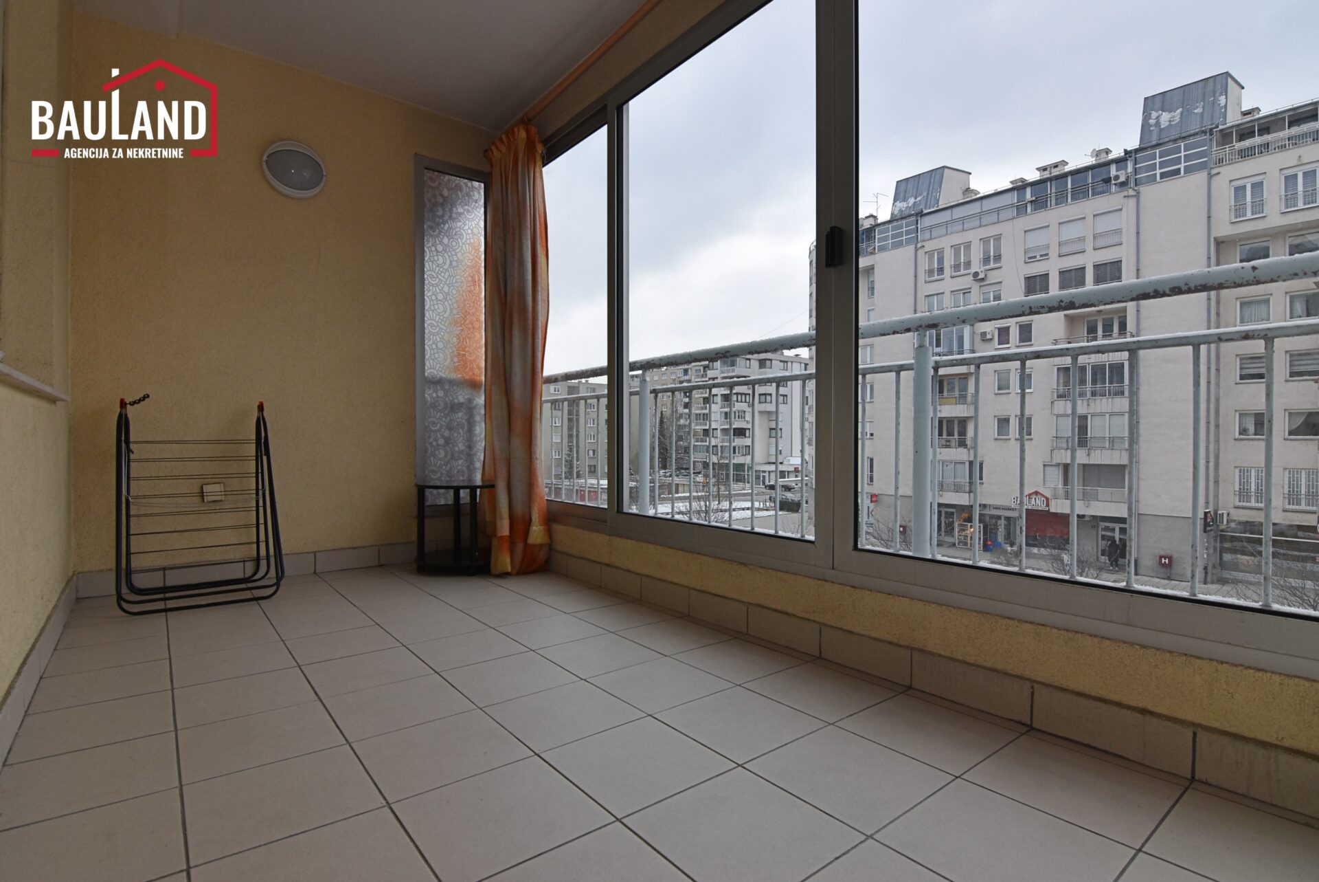 12 izdaje se namješten dvosoban stan u ulici Nedima Filipovića naselje Čengić Vila