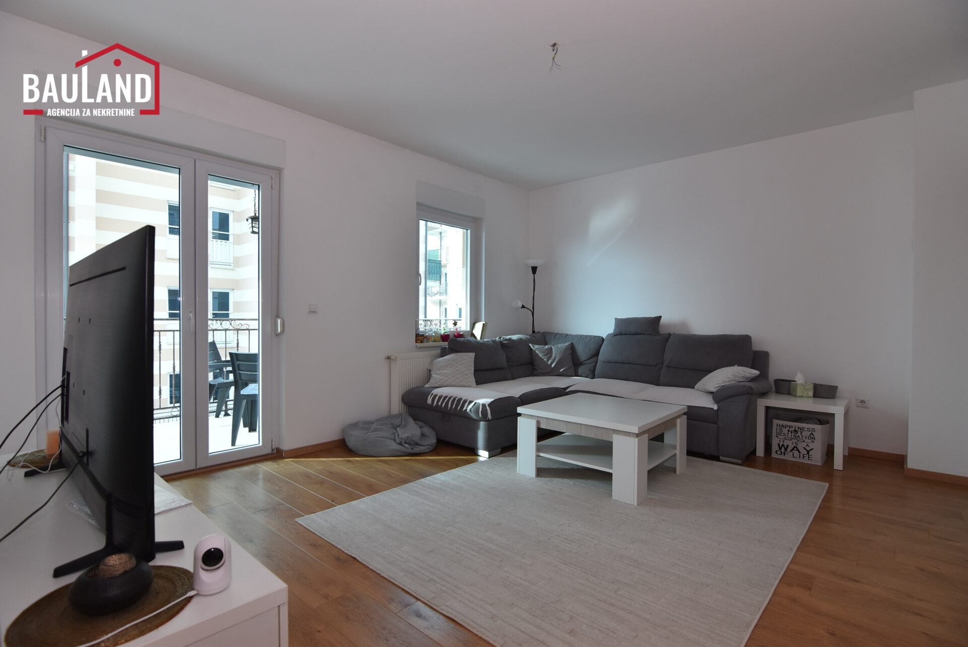 3 prodaje se trosoban namješten stan u ulici Armije Republike BiH