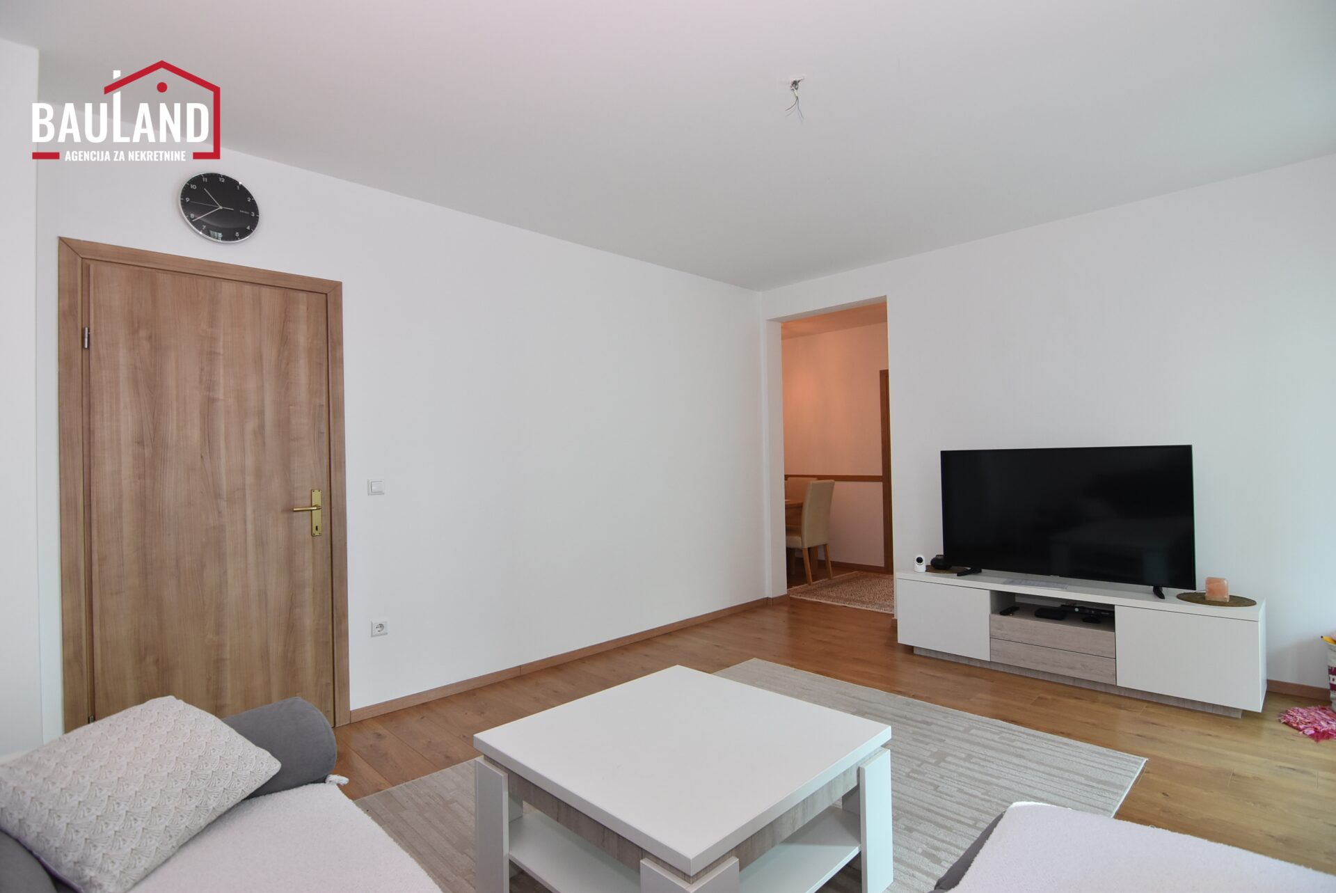 4 trosoban stan za prodaju I sprat lift dva balkona 65,50m2