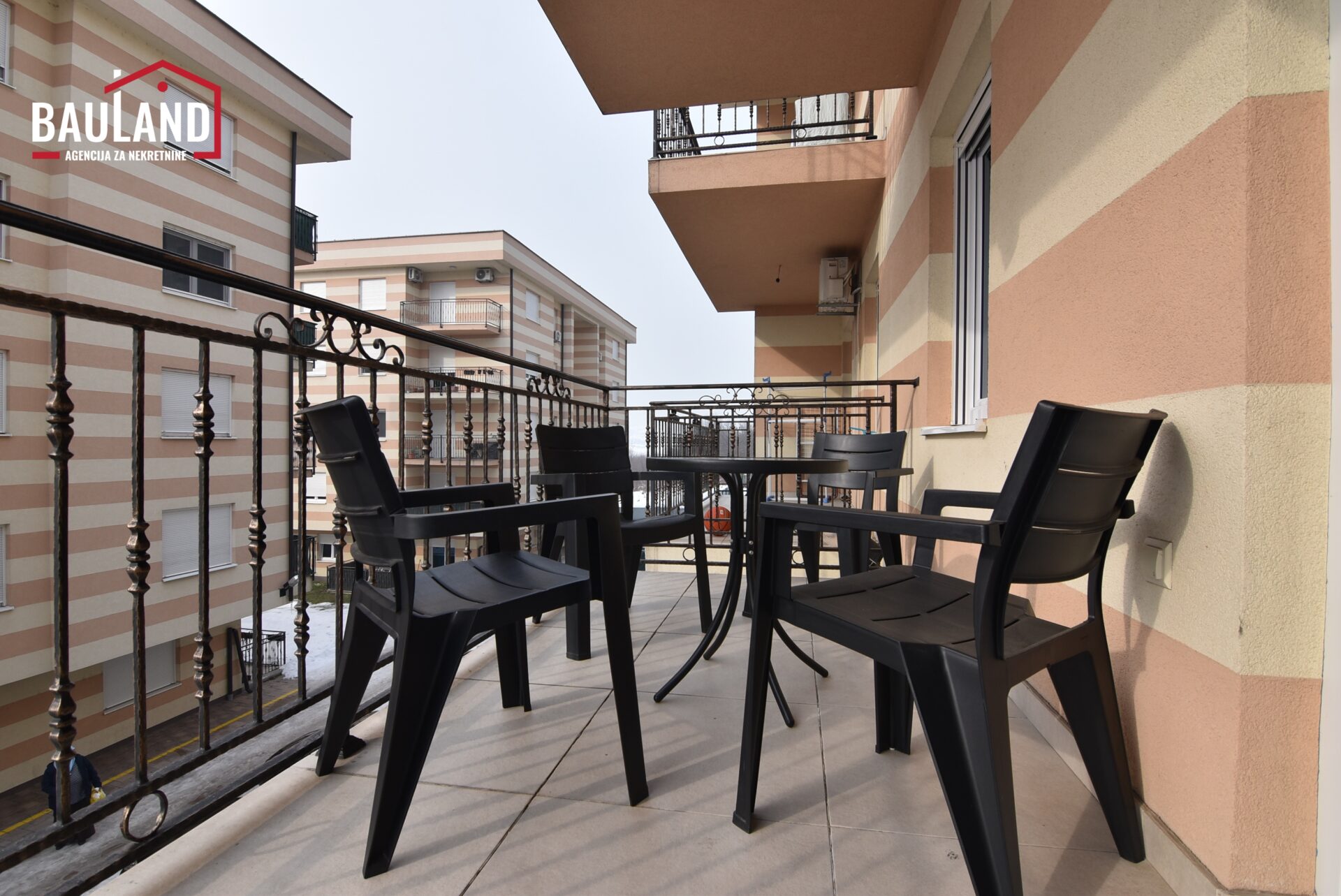 14 na prodaju trosoban stan na prvom spratu naselje Kromolj Općina Centar