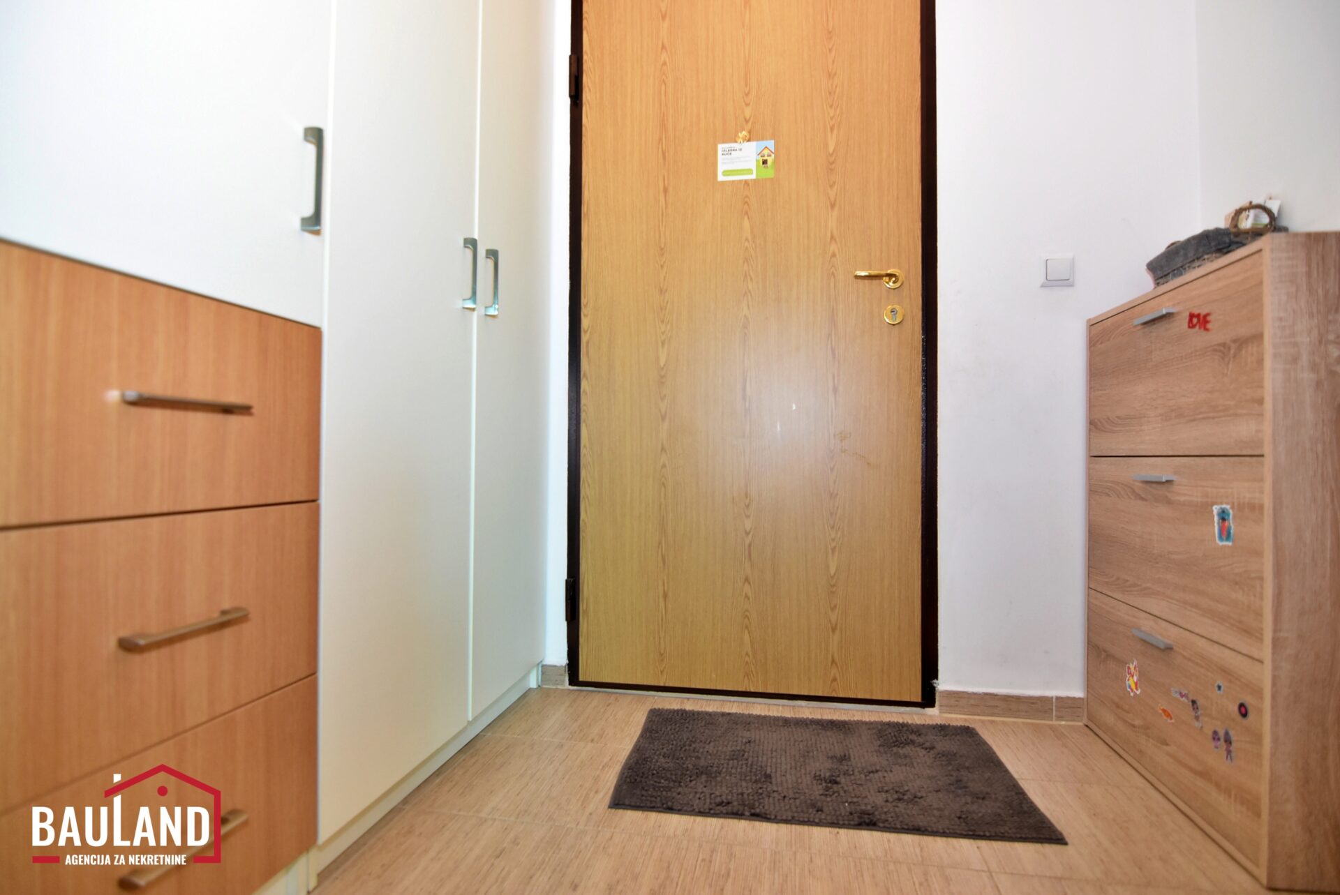 18 na prodaju trosoban stan u ulici Armije RBiH