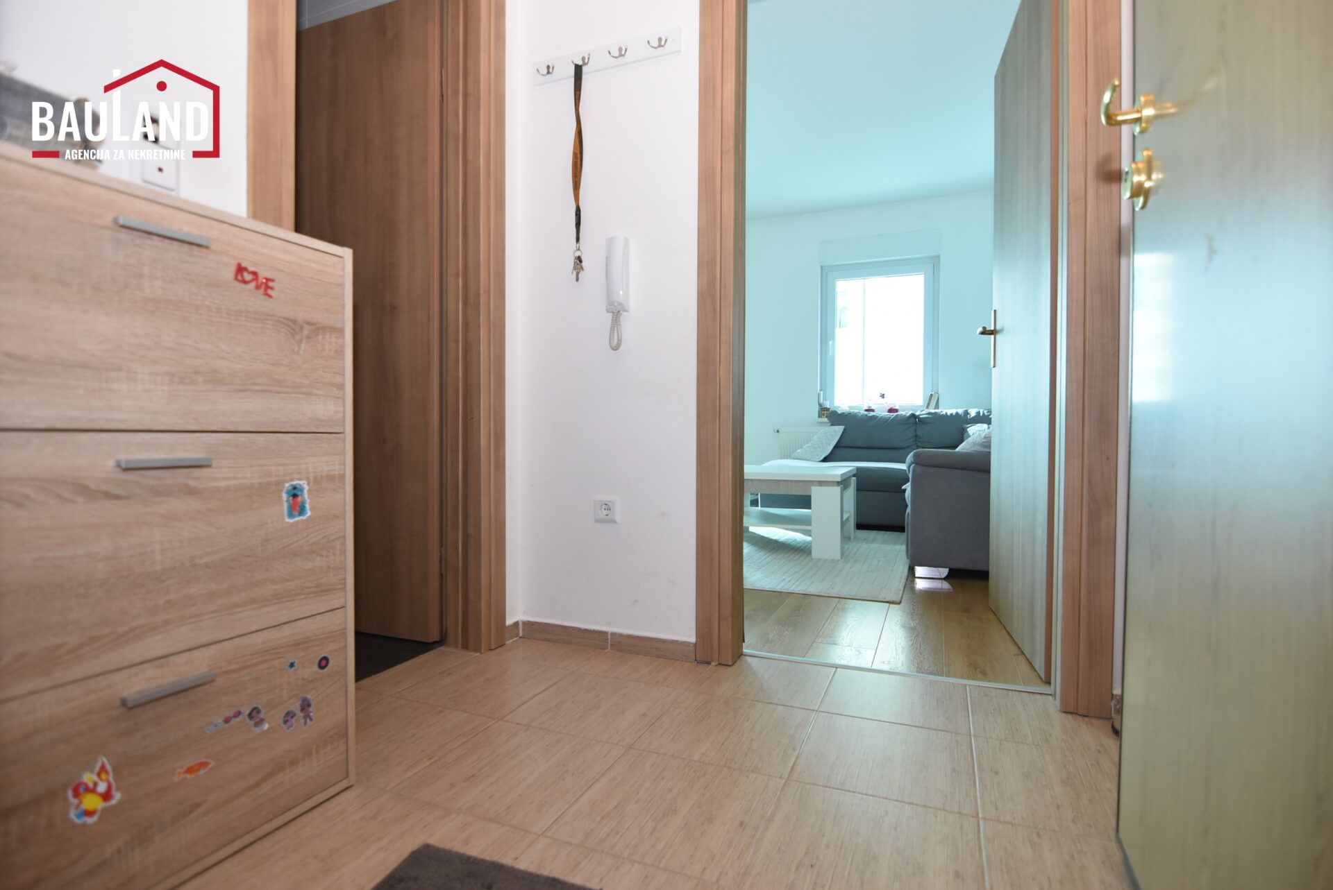 19 stan za prodaju I sprat lift dva balkona Općina Centar